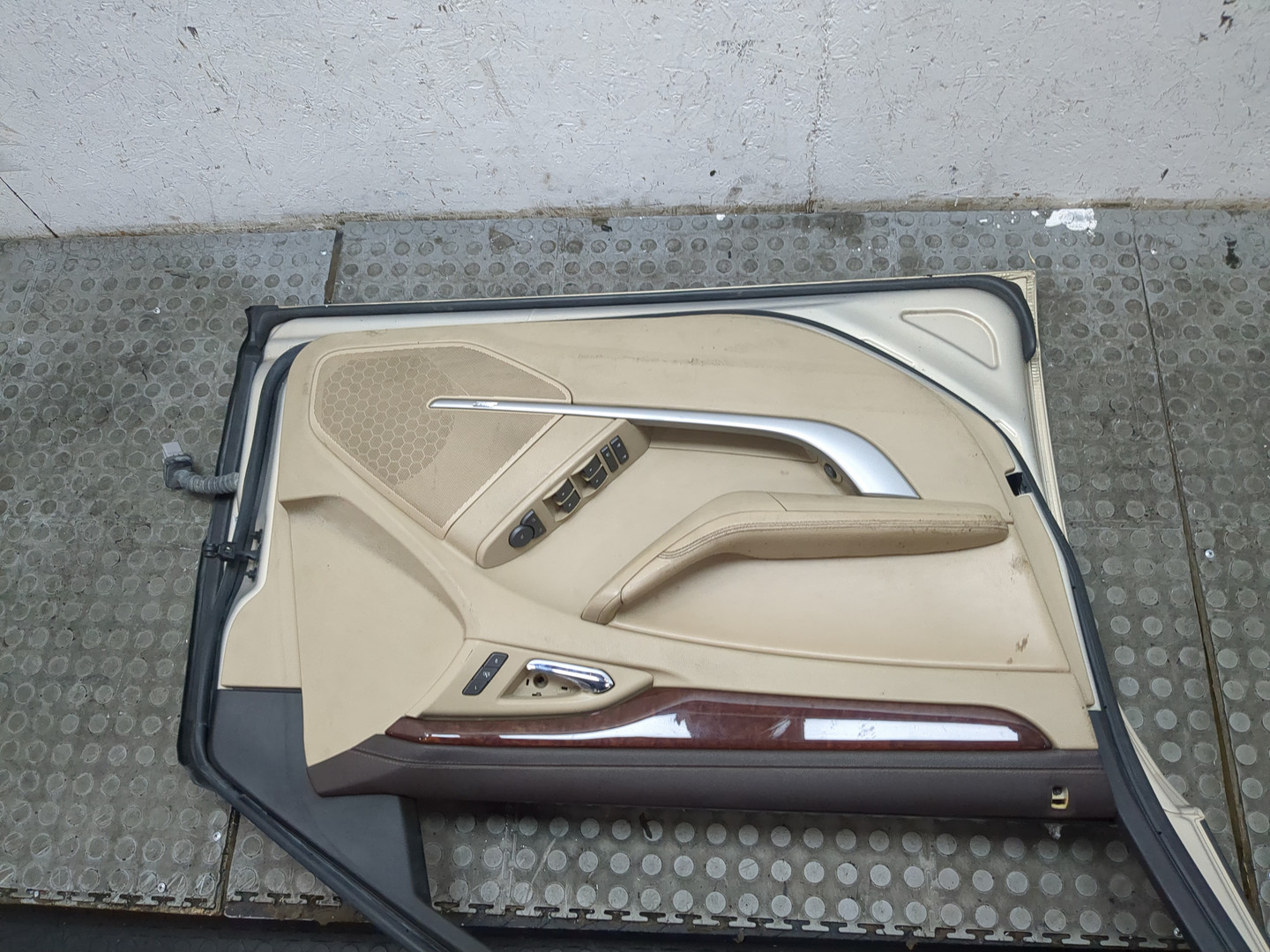 Дверь передняя левая