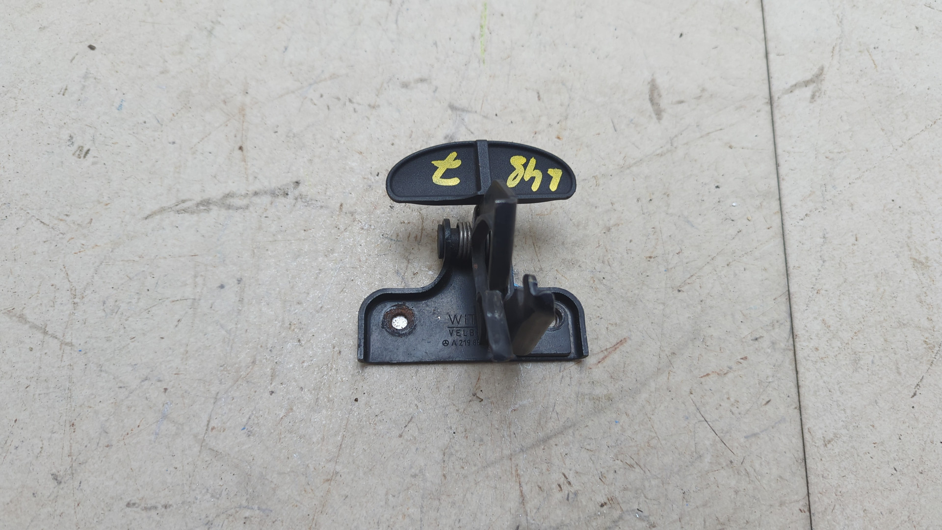 Замок капота