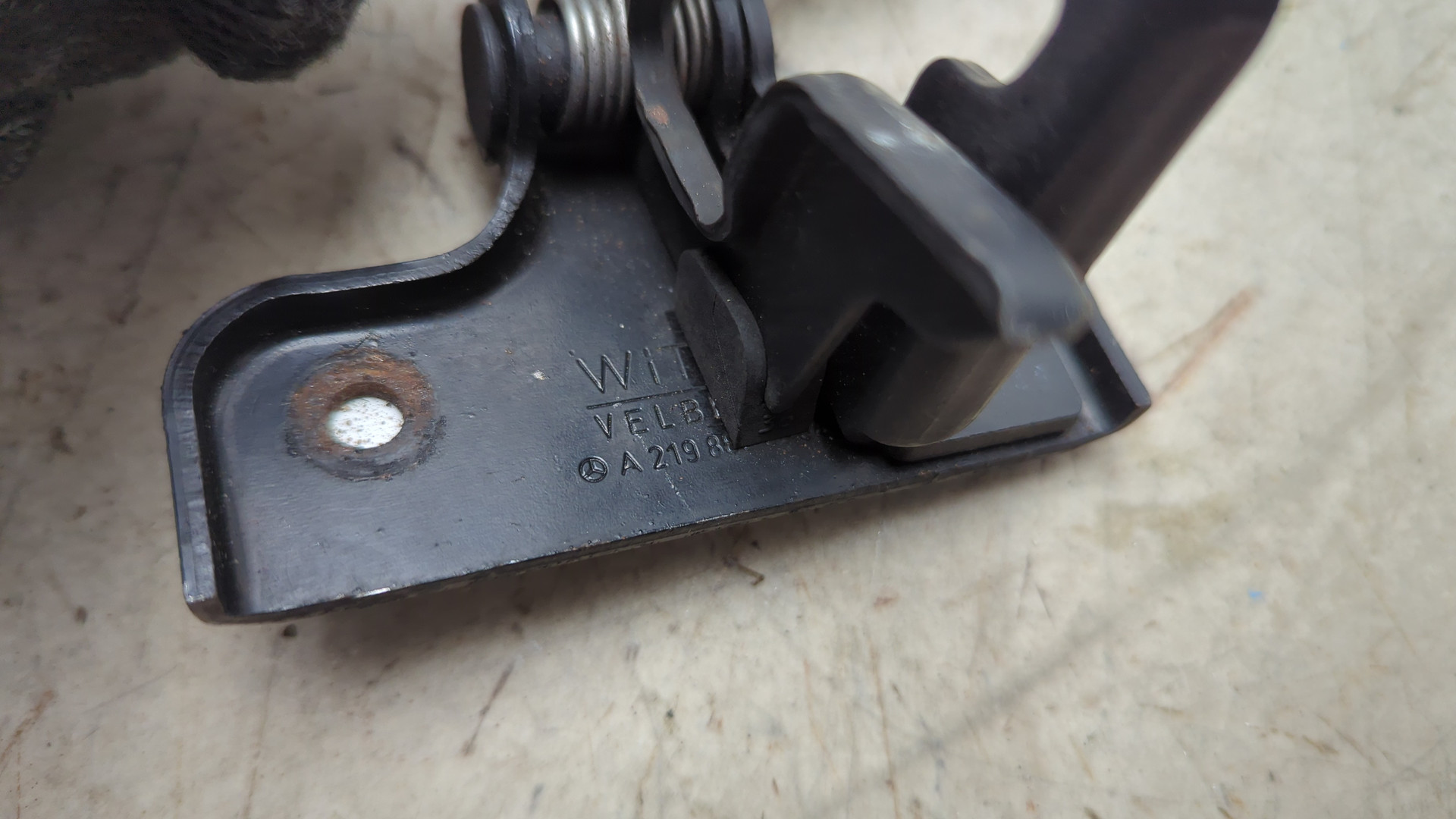 Замок капота