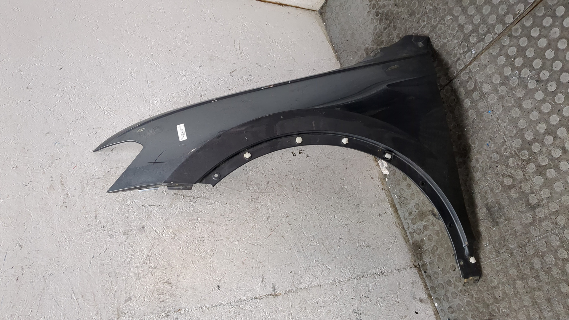 Крыло переднее левое