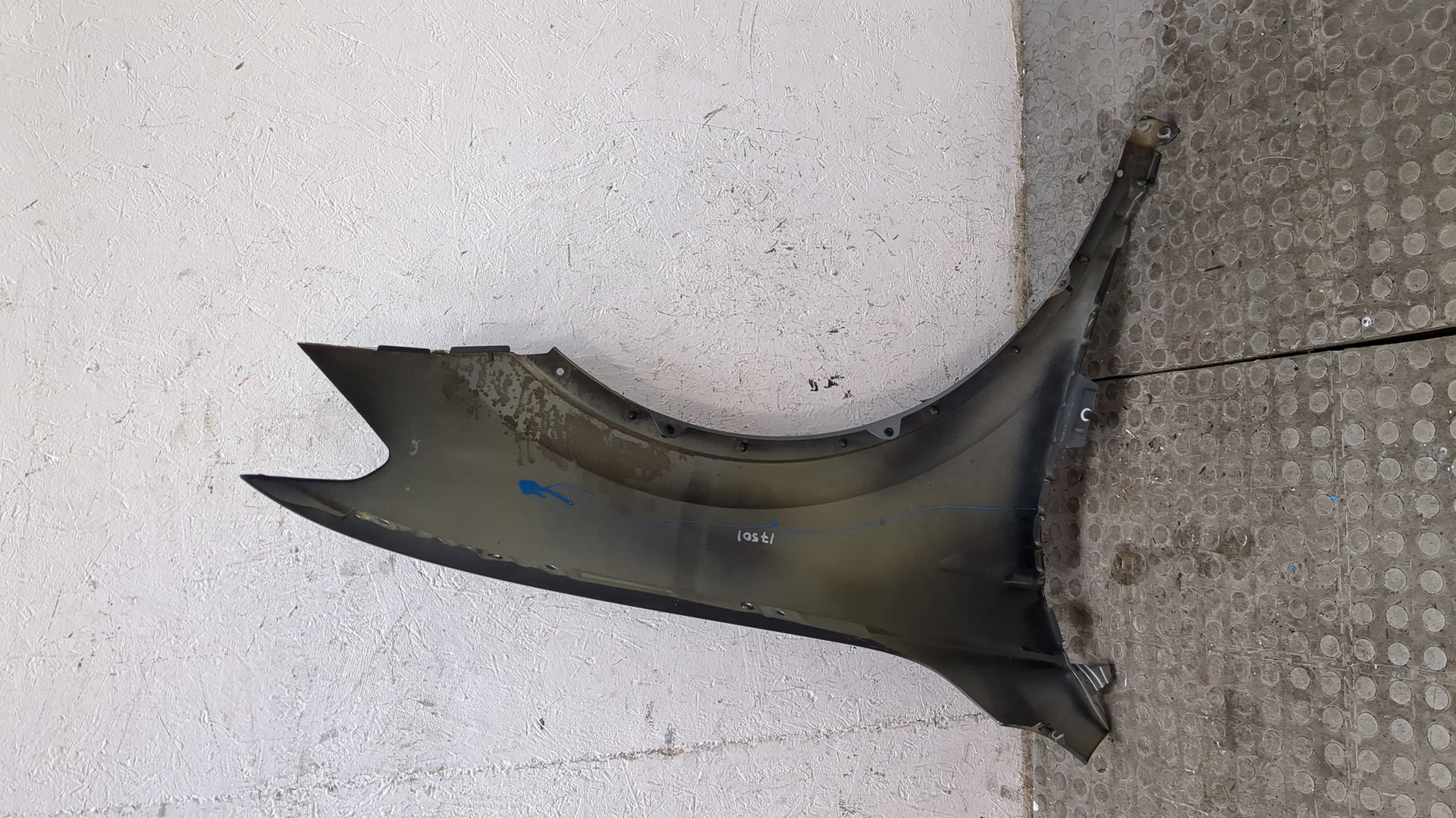 Крыло переднее левое