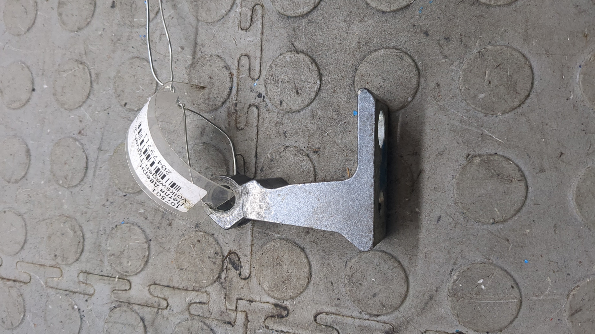 Петля двери