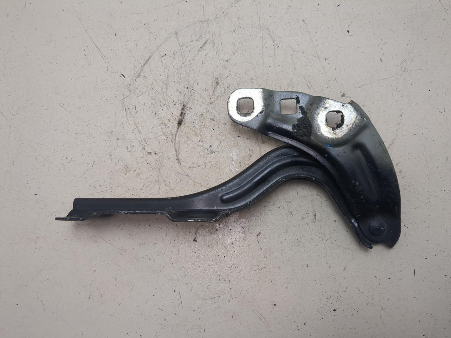 Петля капота левая