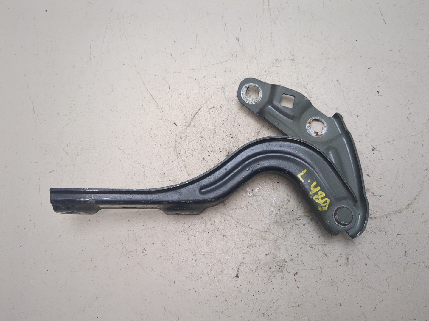 Петля капота правая