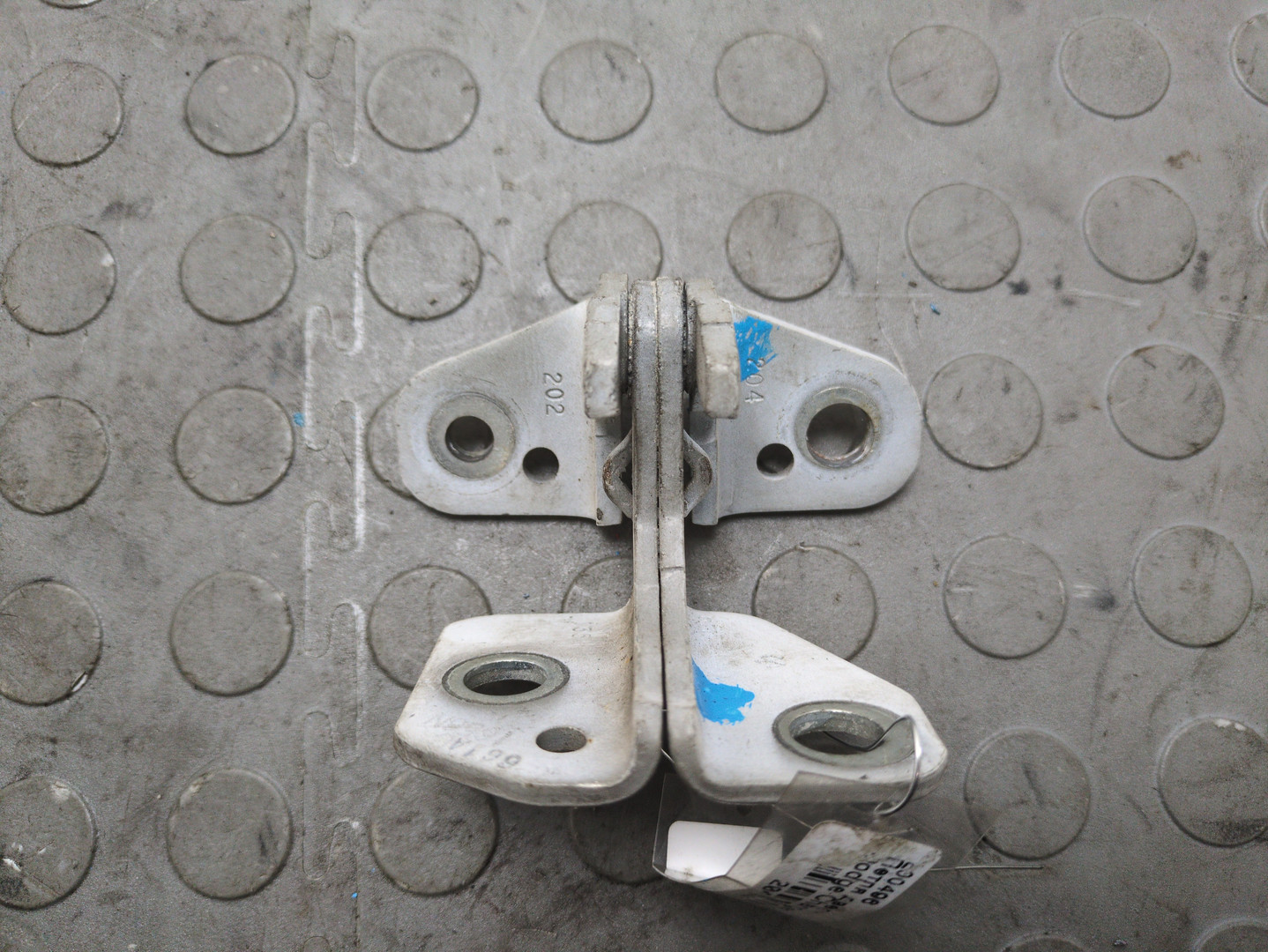 Петля двери