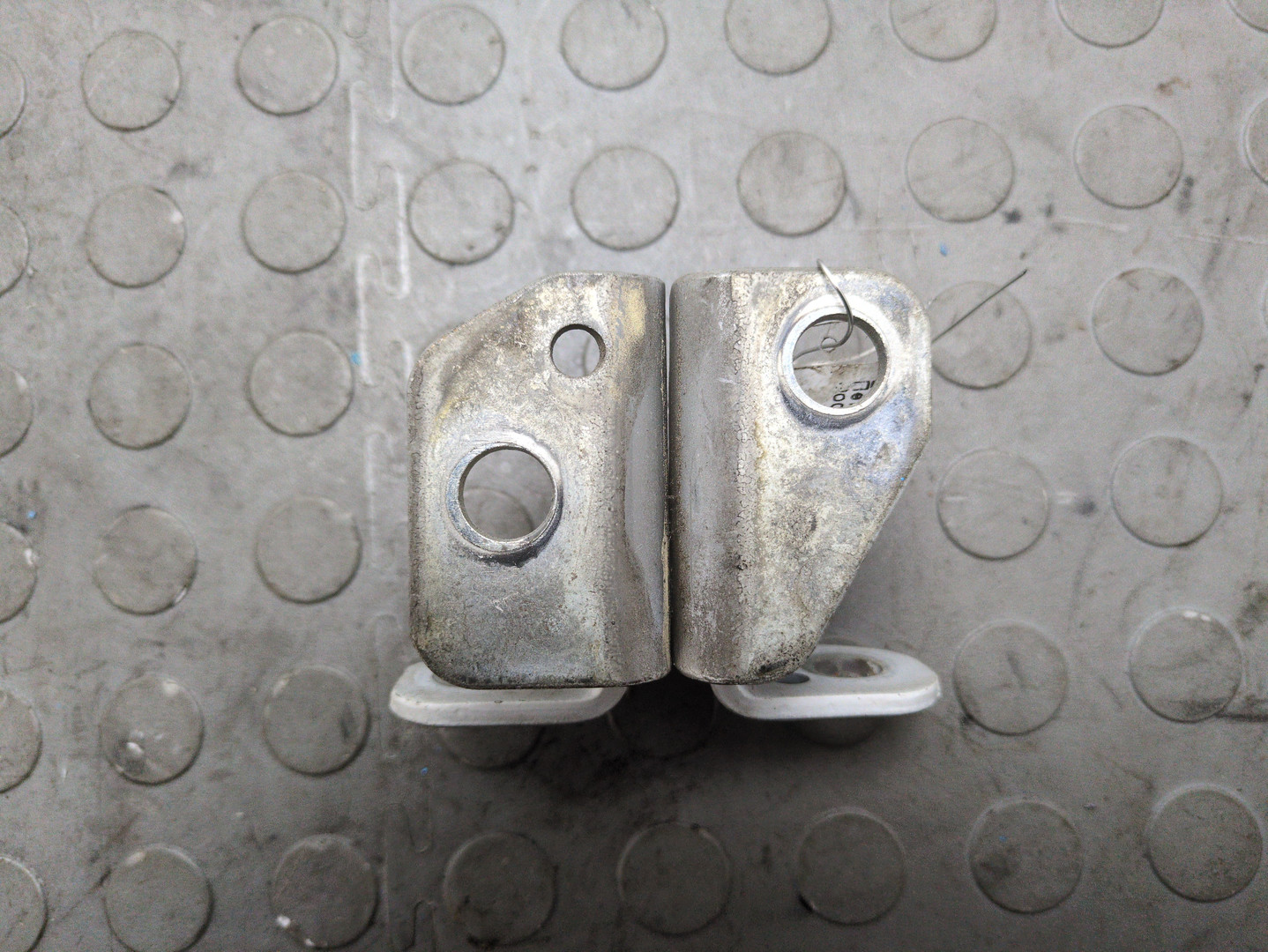 Петля двери