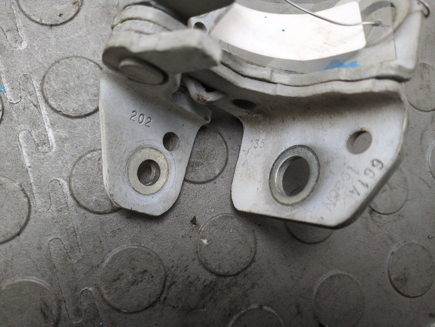 Петля двери