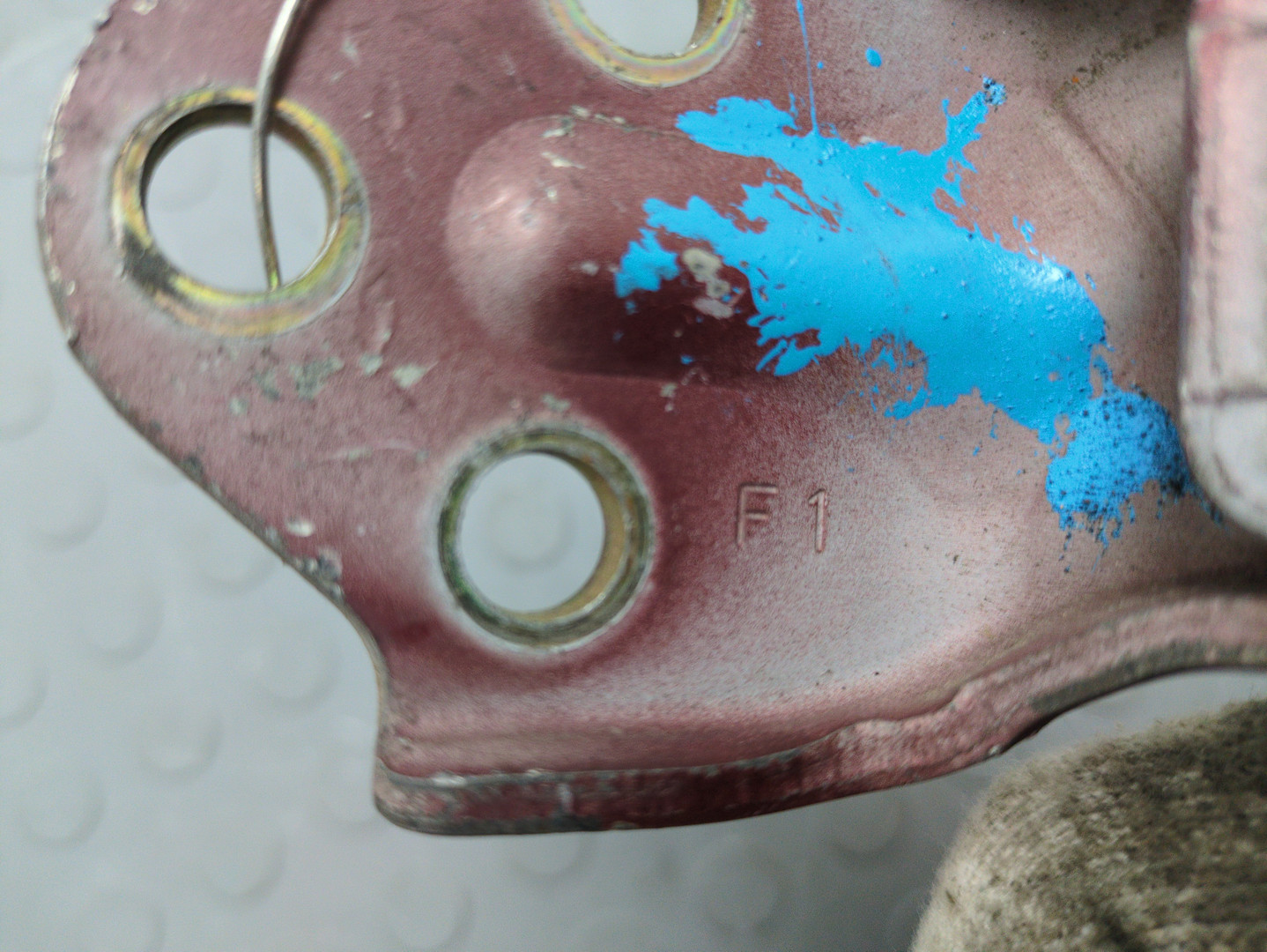 Петля двери