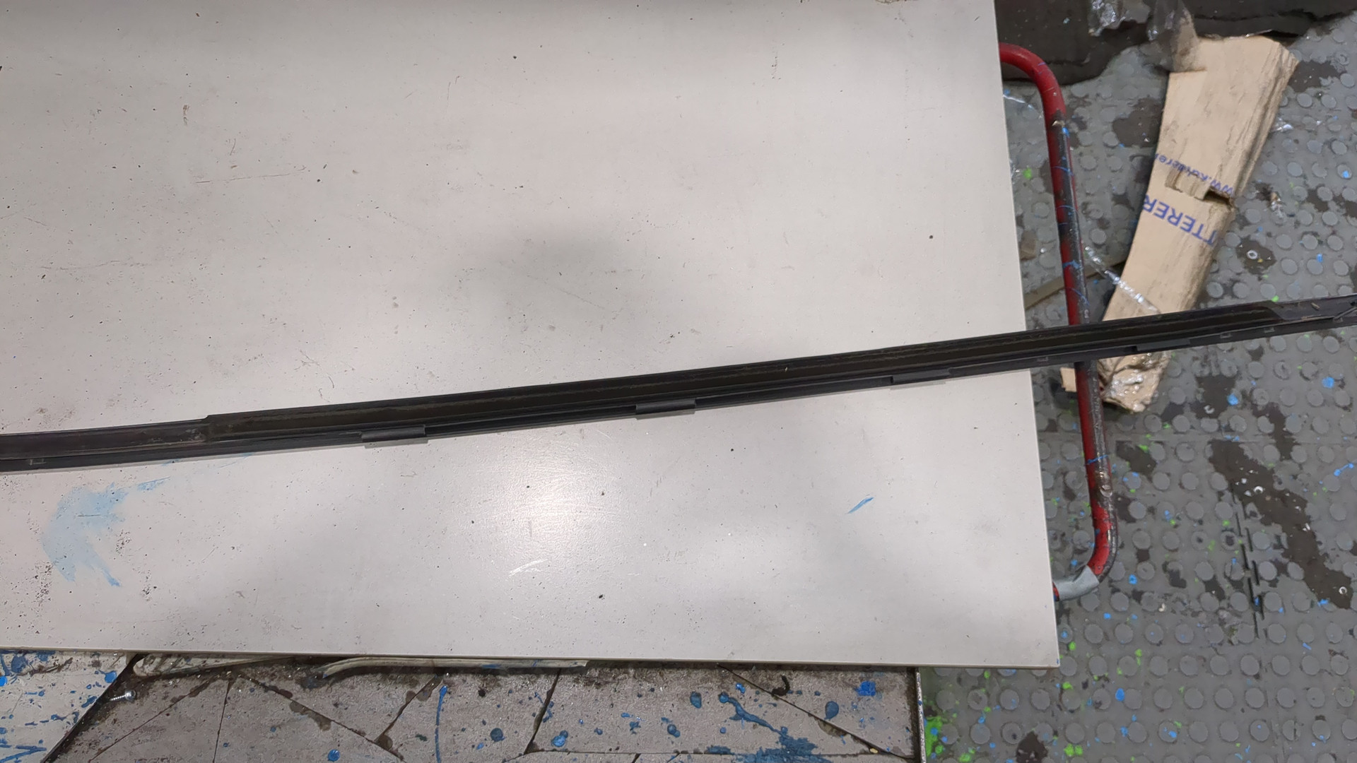 Накладка стекла заднего левого