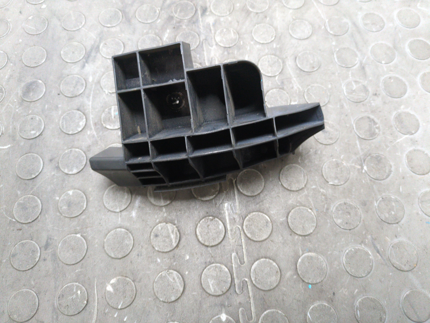 Кронштейн заднего бампера правый