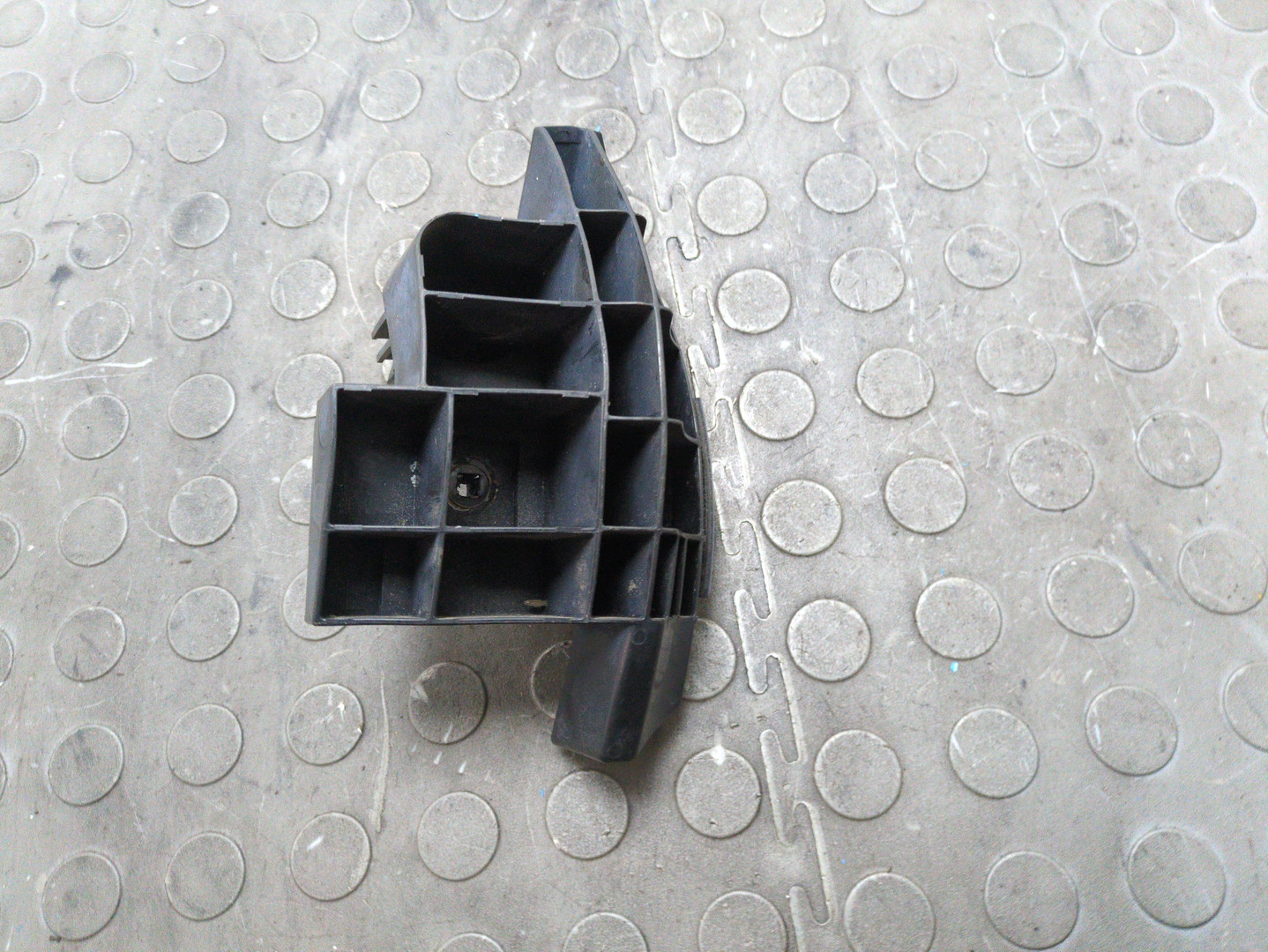 Кронштейн заднего бампера правый