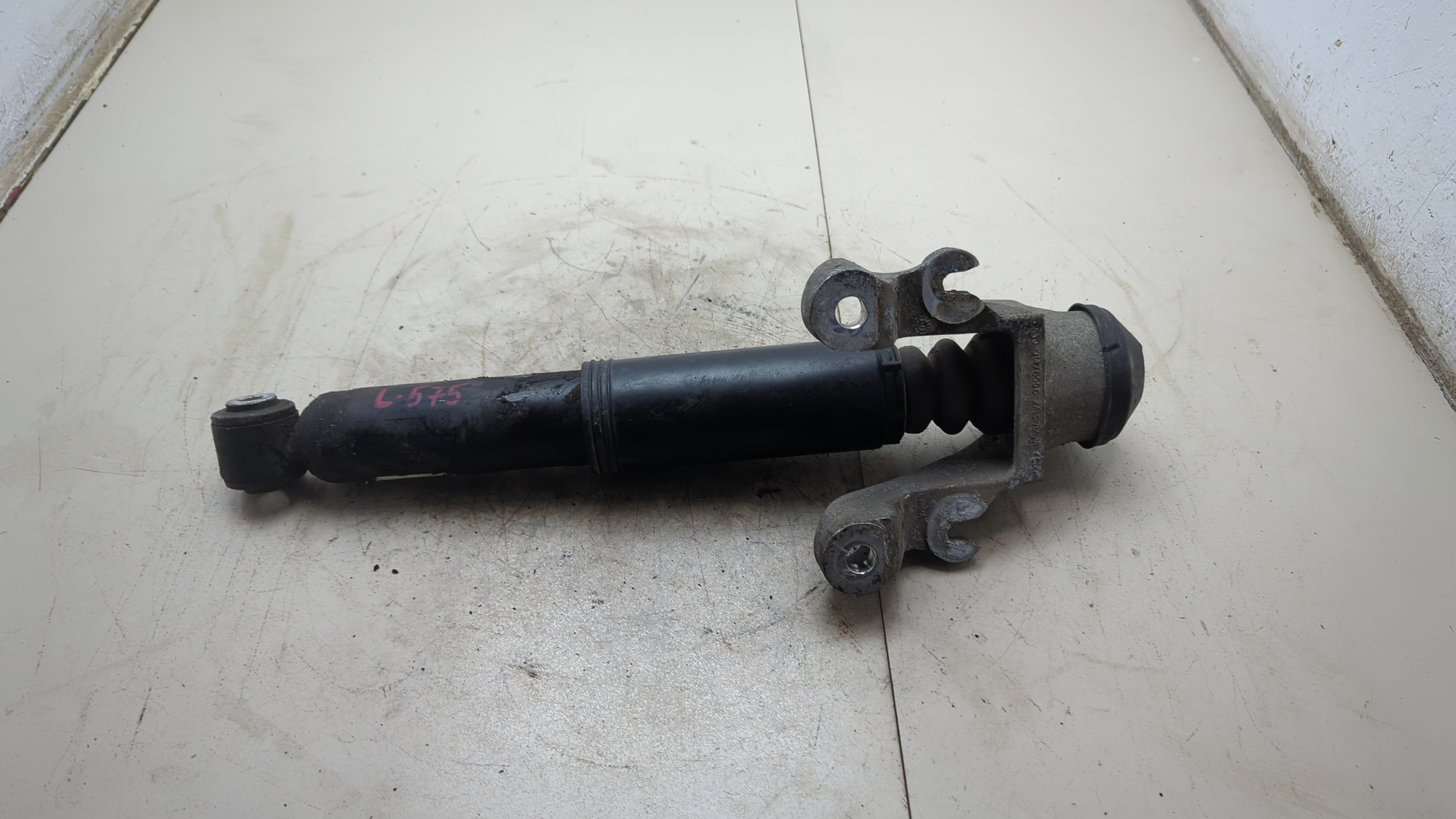 Амортизатор задний левый