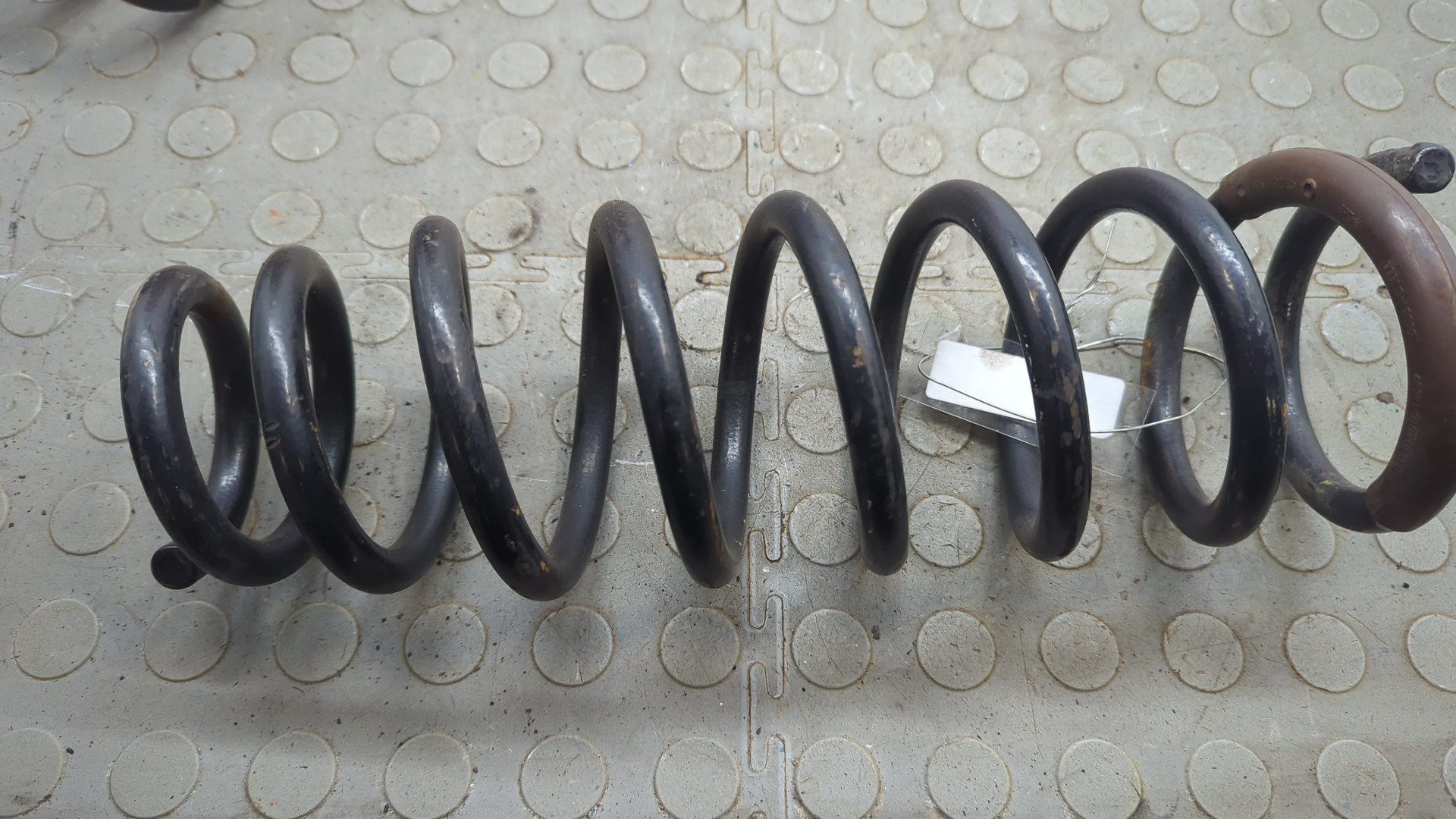 Пружина задняя правая