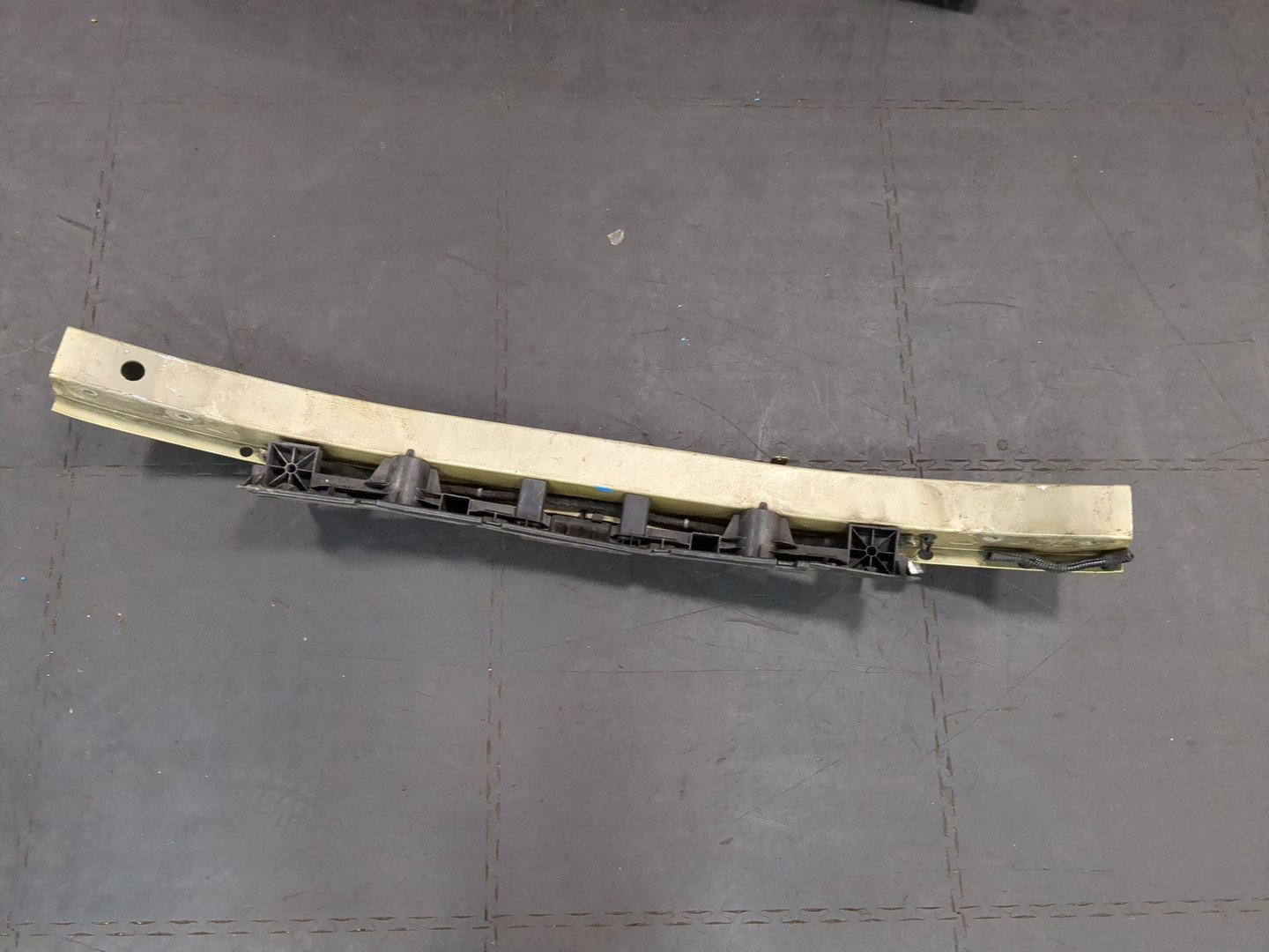 Усилитель переднего бампера