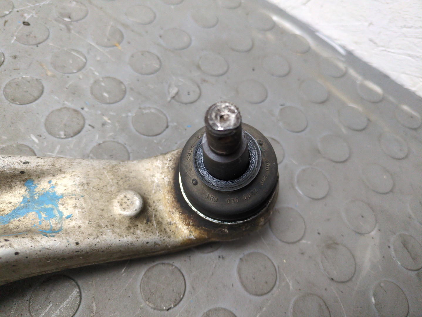 Рычаг передний левый