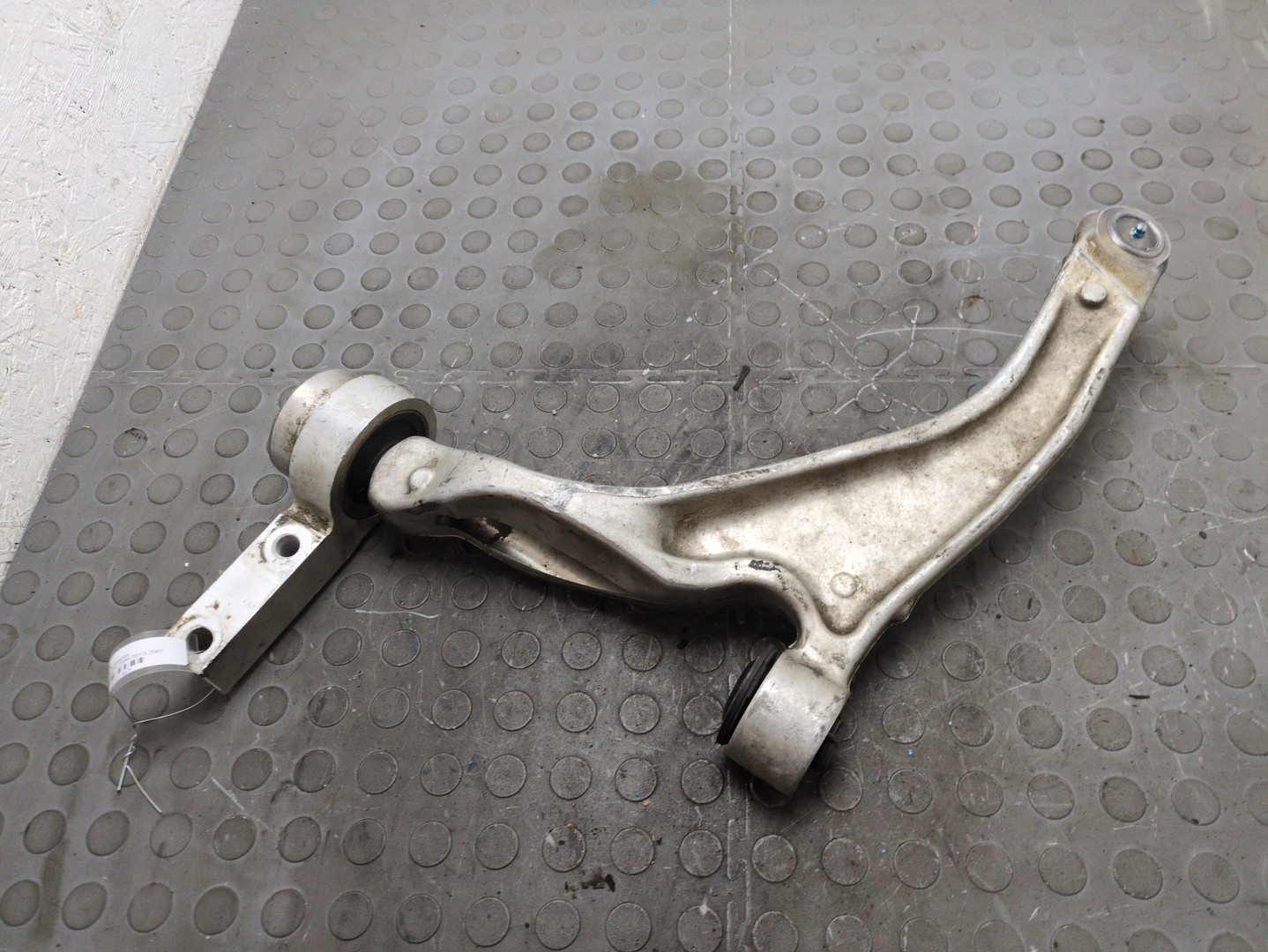 Рычаг передний левый