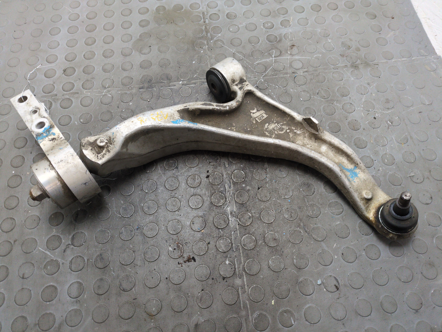 Рычаг передний левый