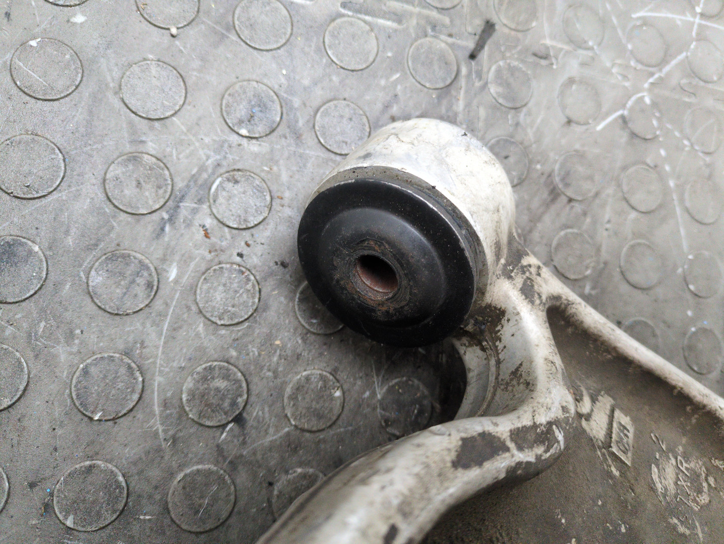 Рычаг передний левый