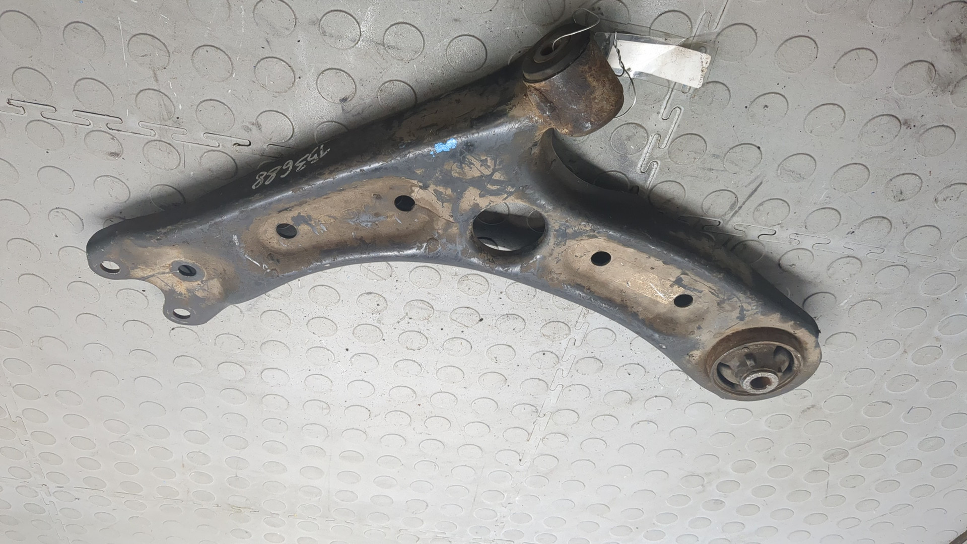 Рычаг передний левый