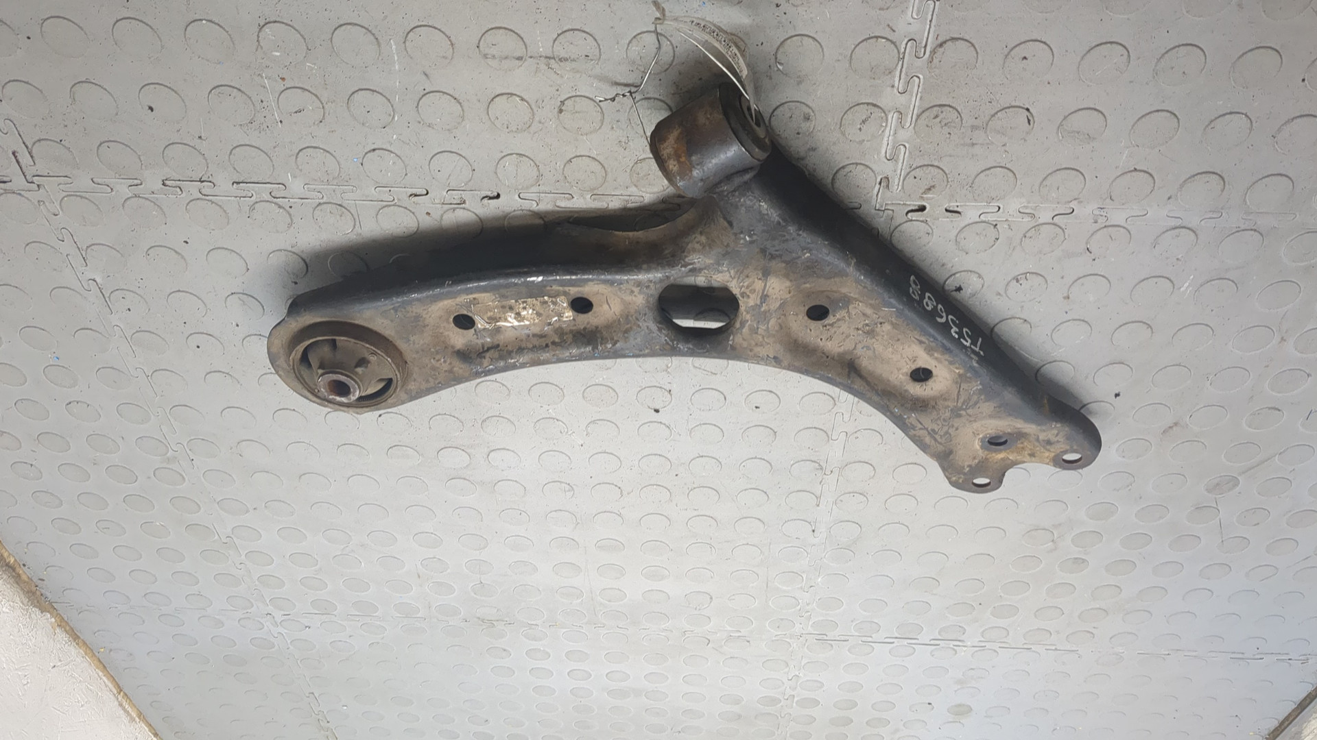 Рычаг передний правый