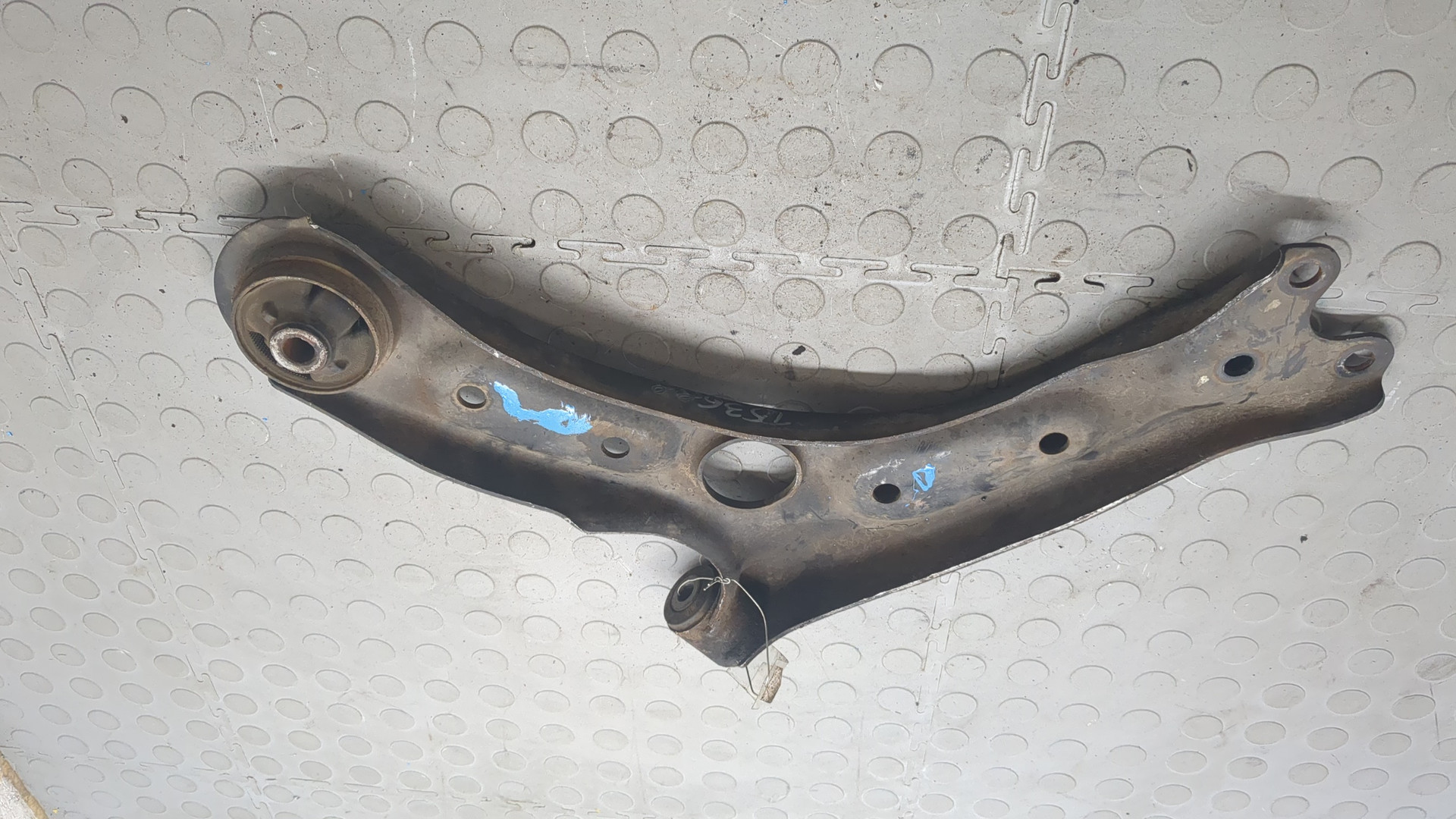 Рычаг передний правый