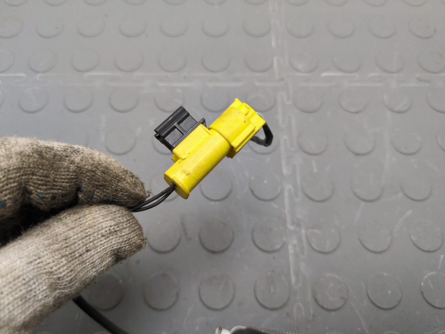 Замок капота