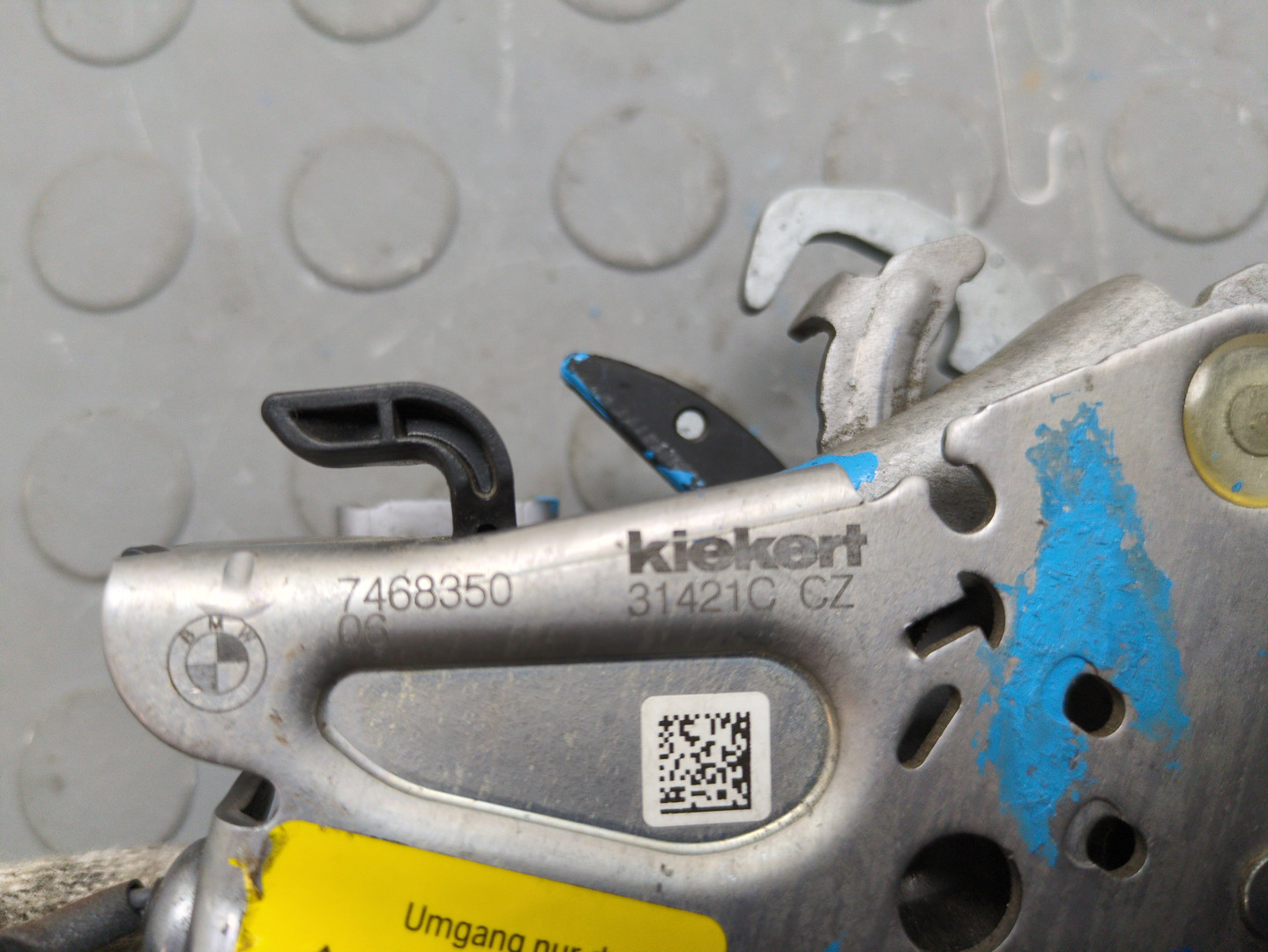 Замок капота