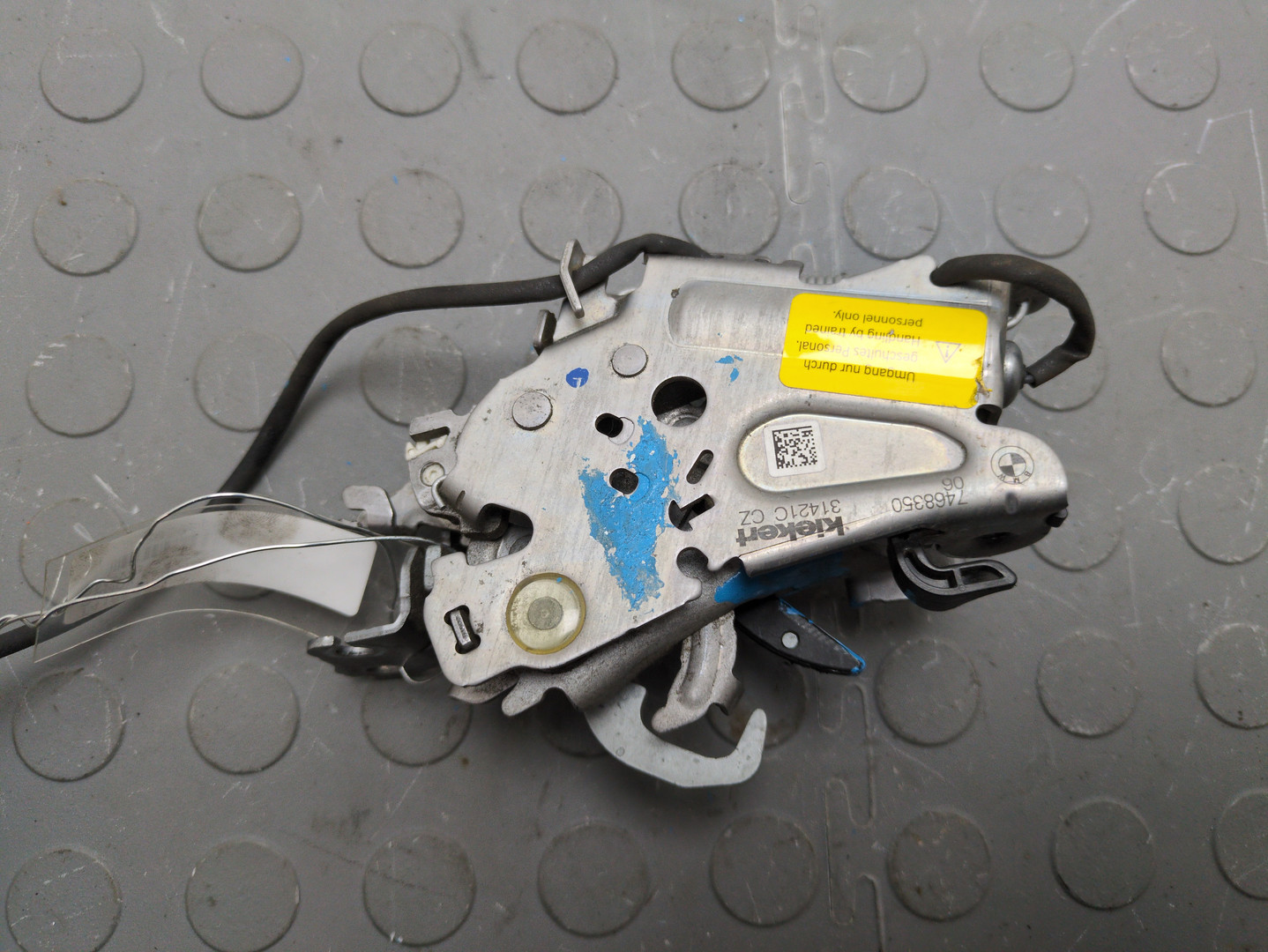 Замок капота