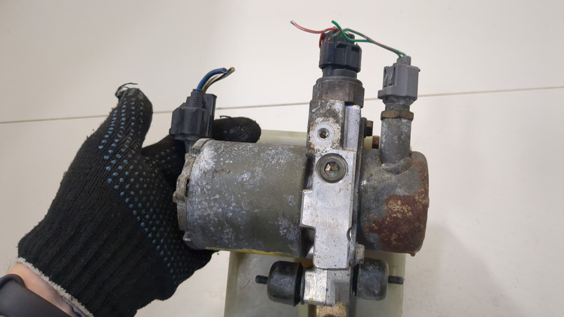 Насос регулировки подвески