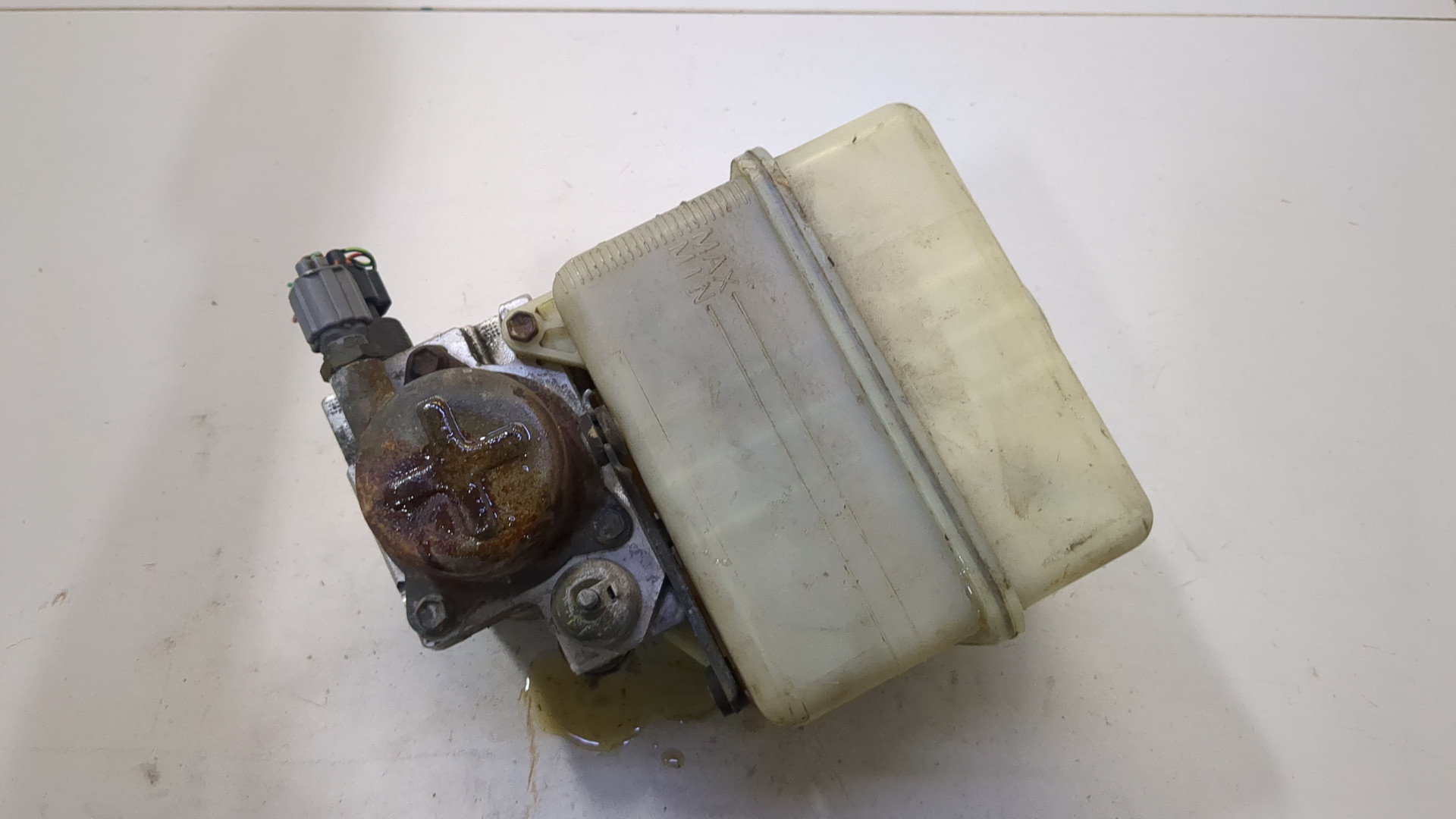 Насос регулировки подвески