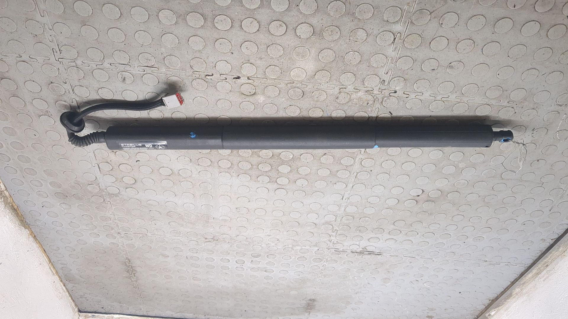 Амортизатор крышки багажника