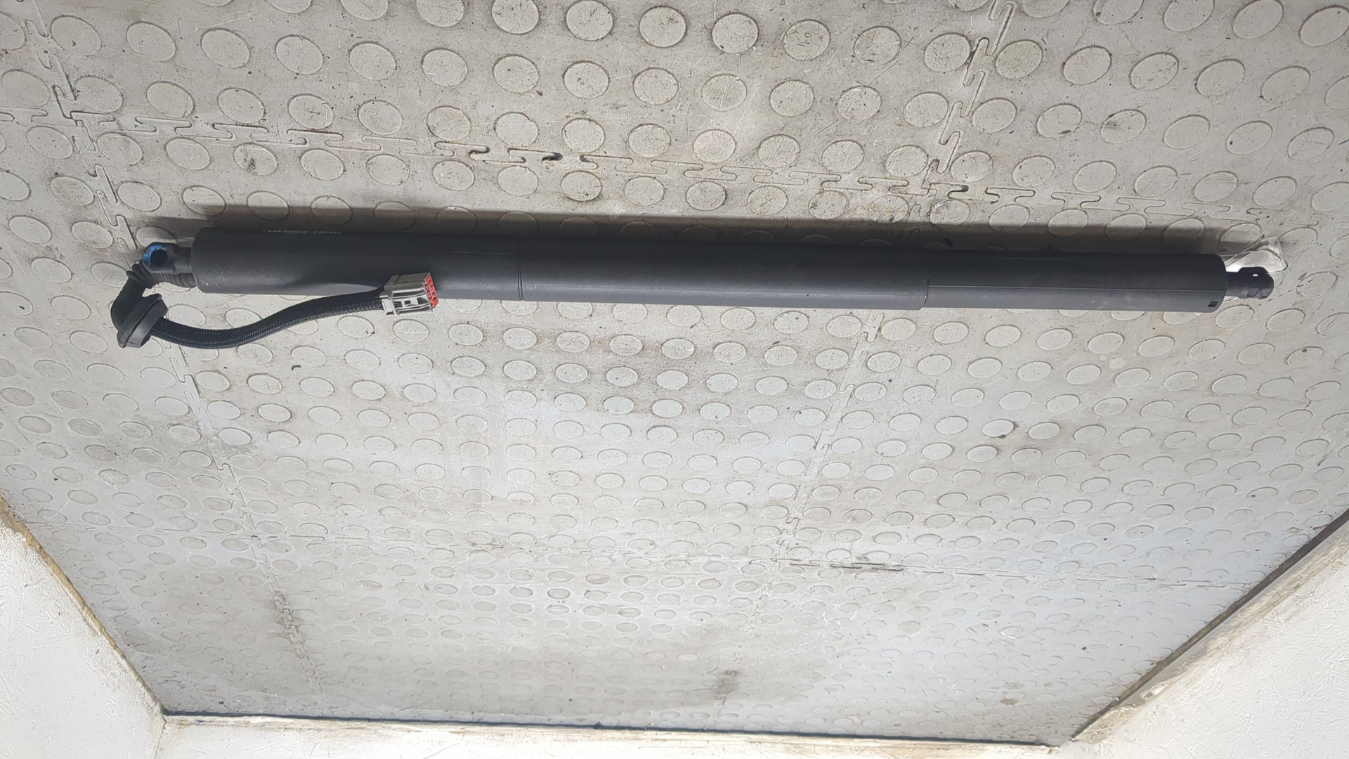 Амортизатор крышки багажника