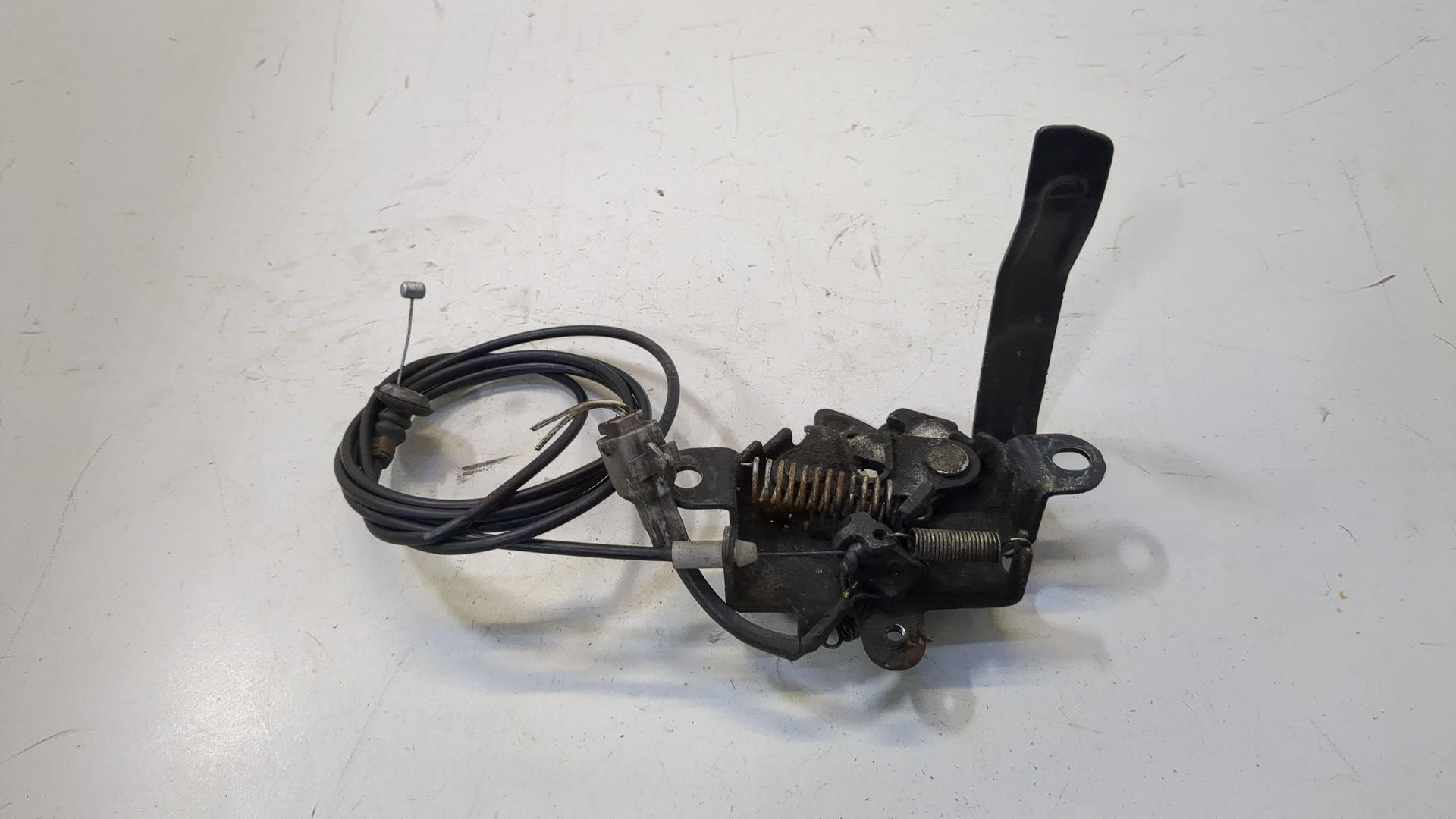 Замок капота