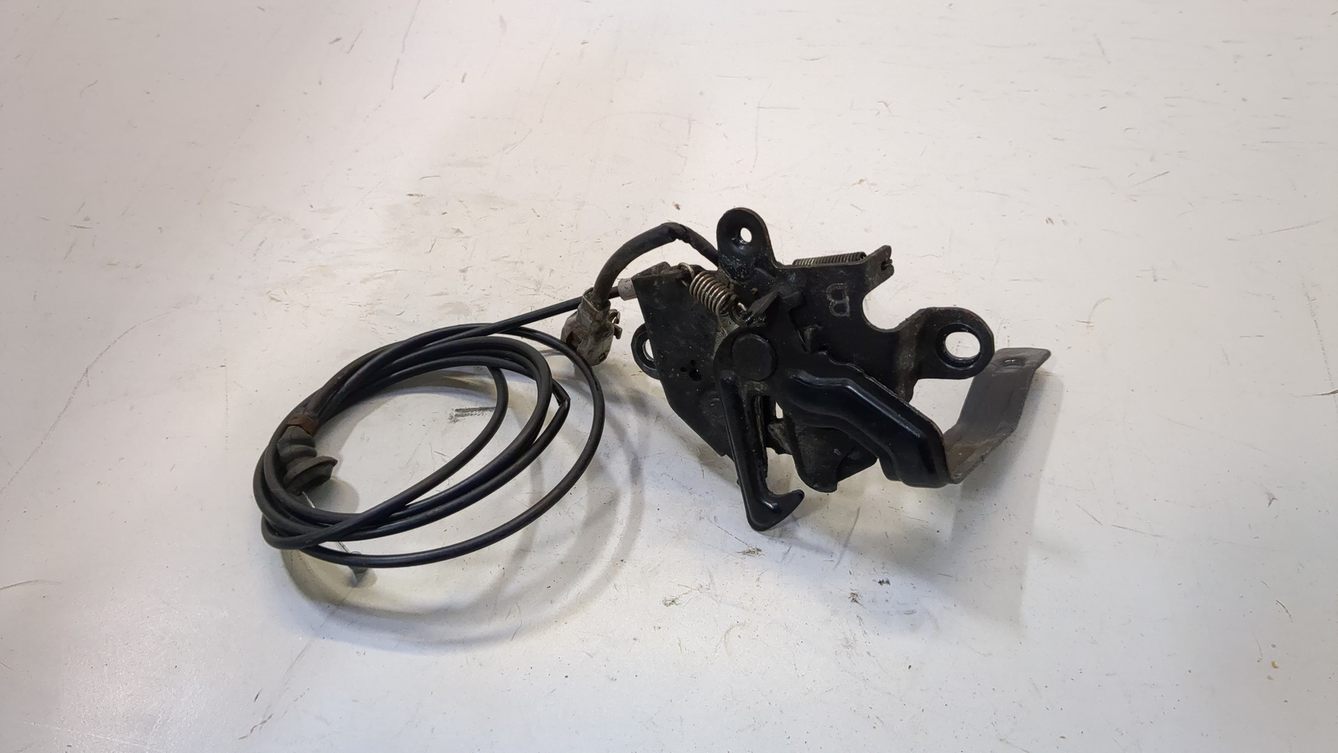 Замок капота