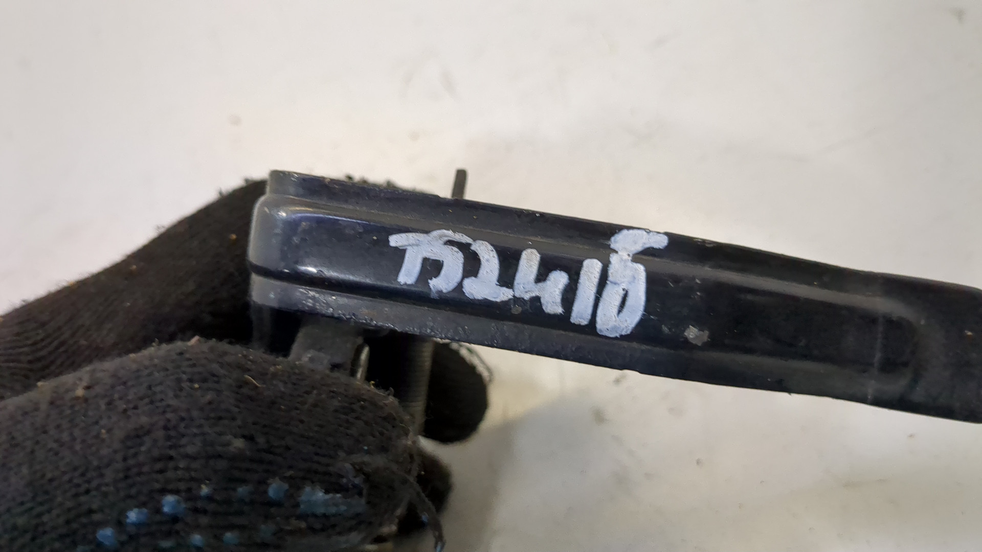 Замок капота