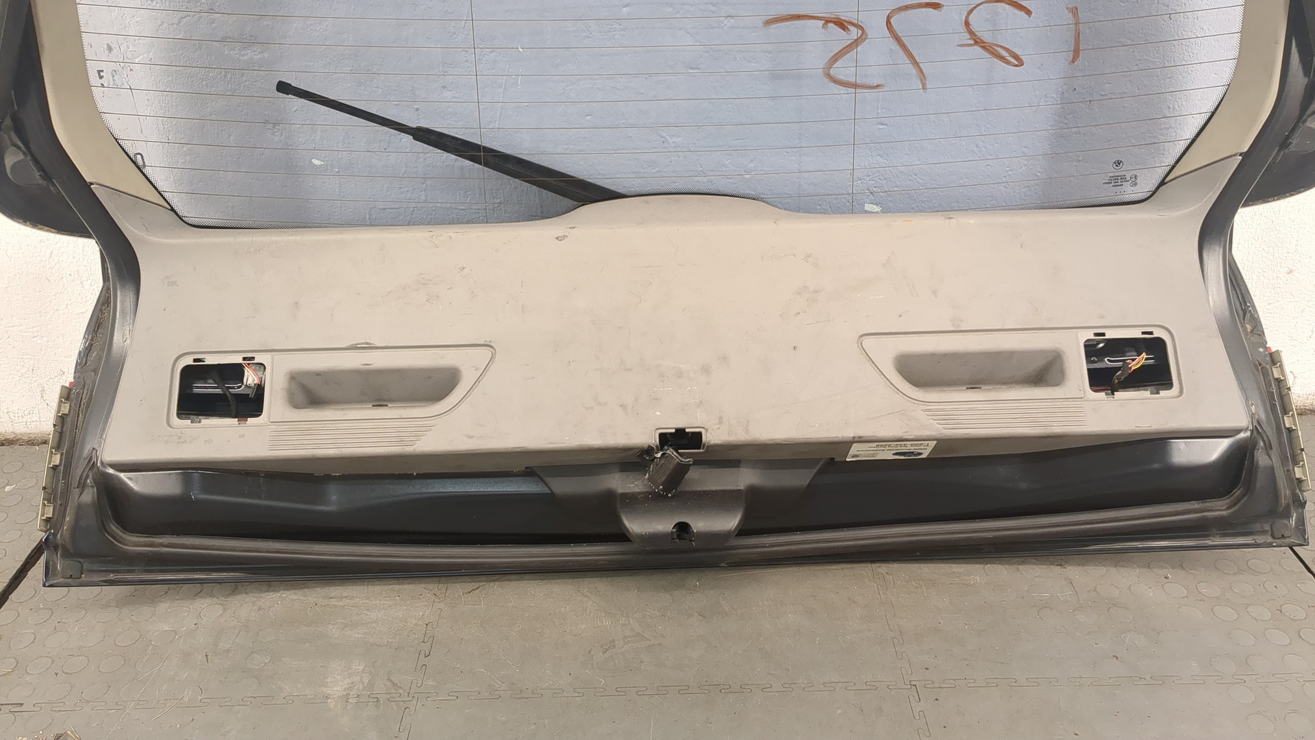 Дверь багажника