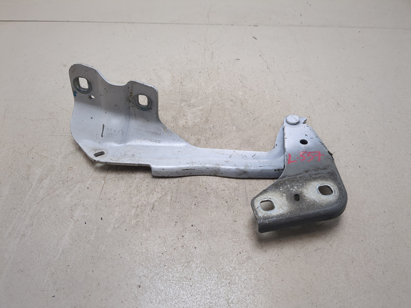 Петля капота правая