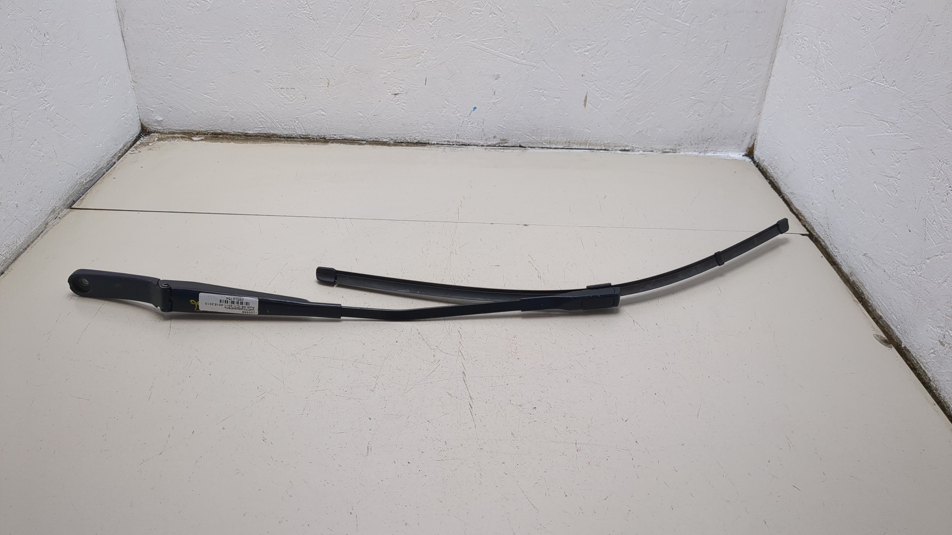 Поводок стеклоочистителя передний левый