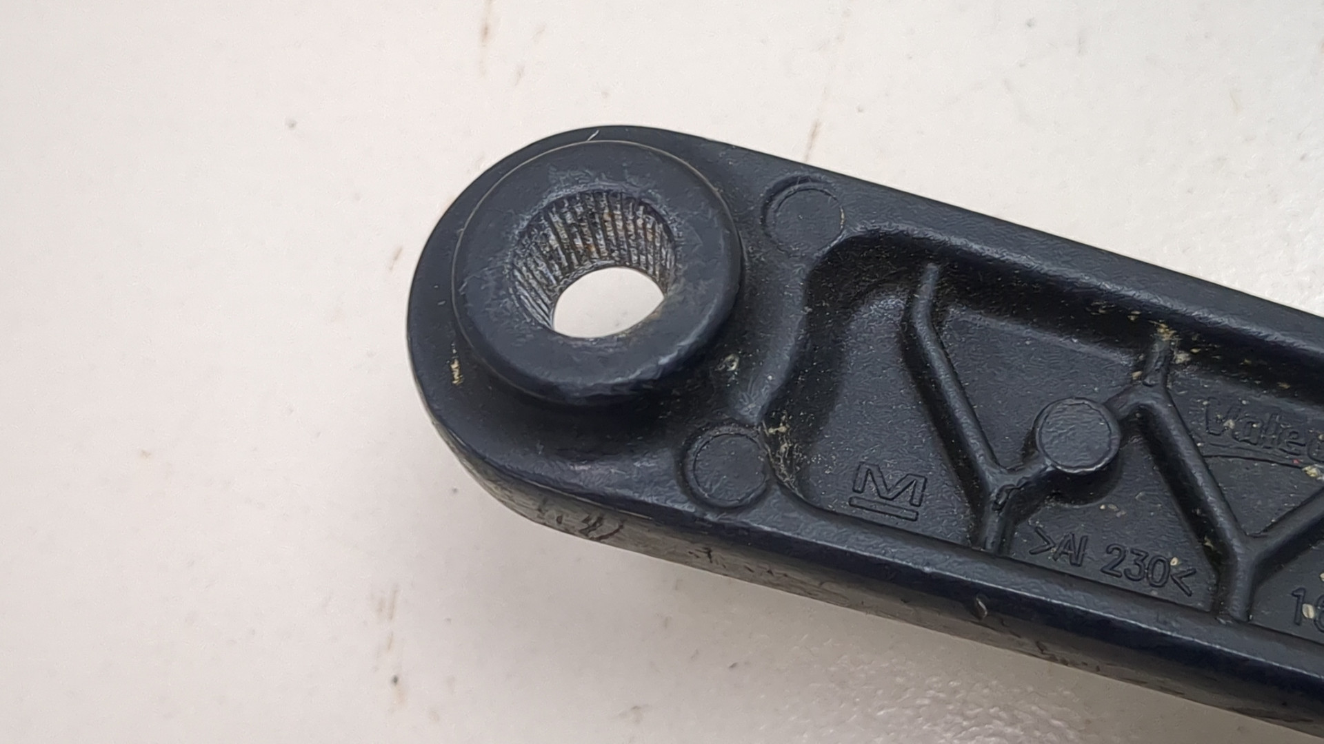 Поводок стеклоочистителя передний левый