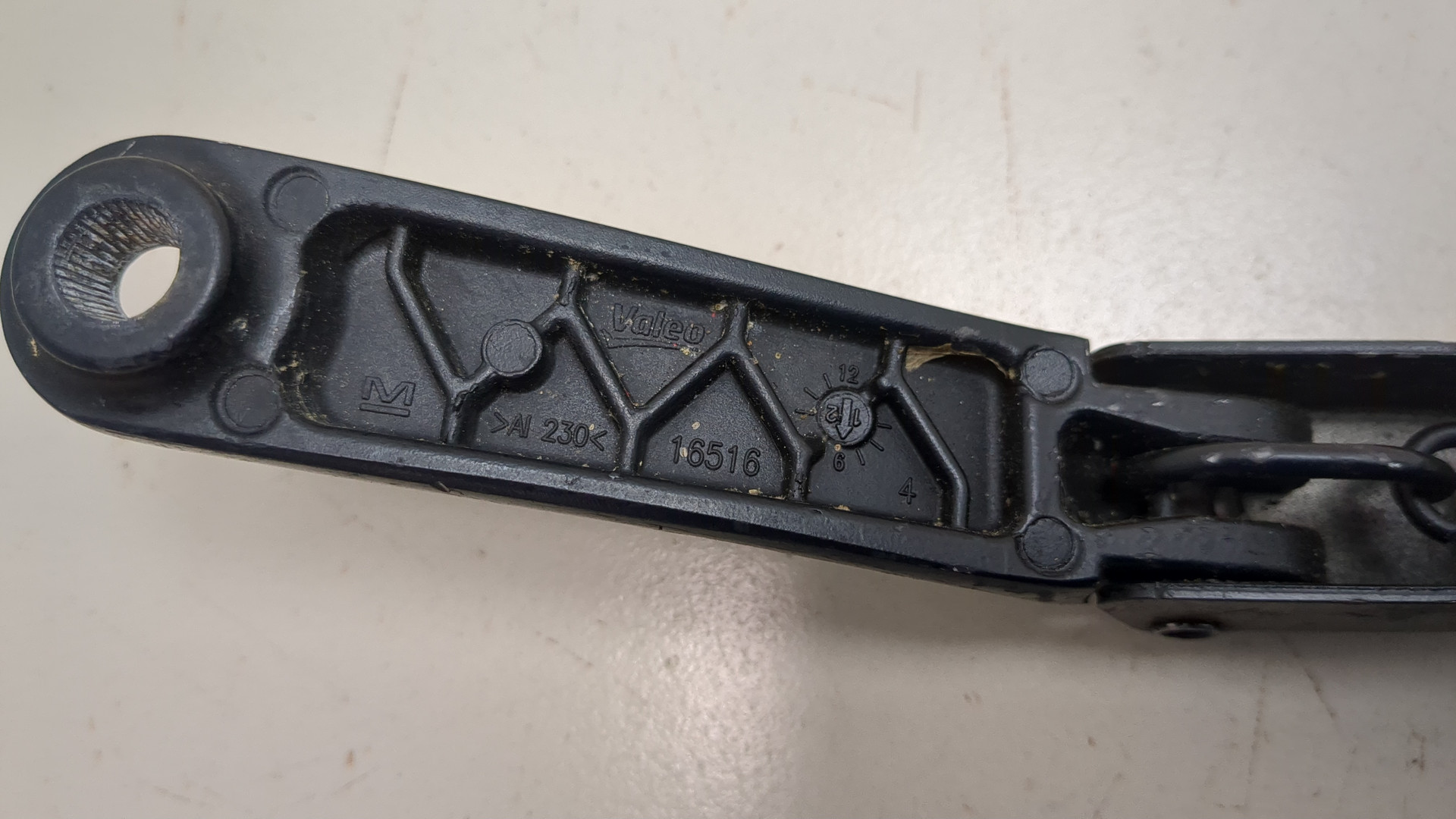 Поводок стеклоочистителя передний левый