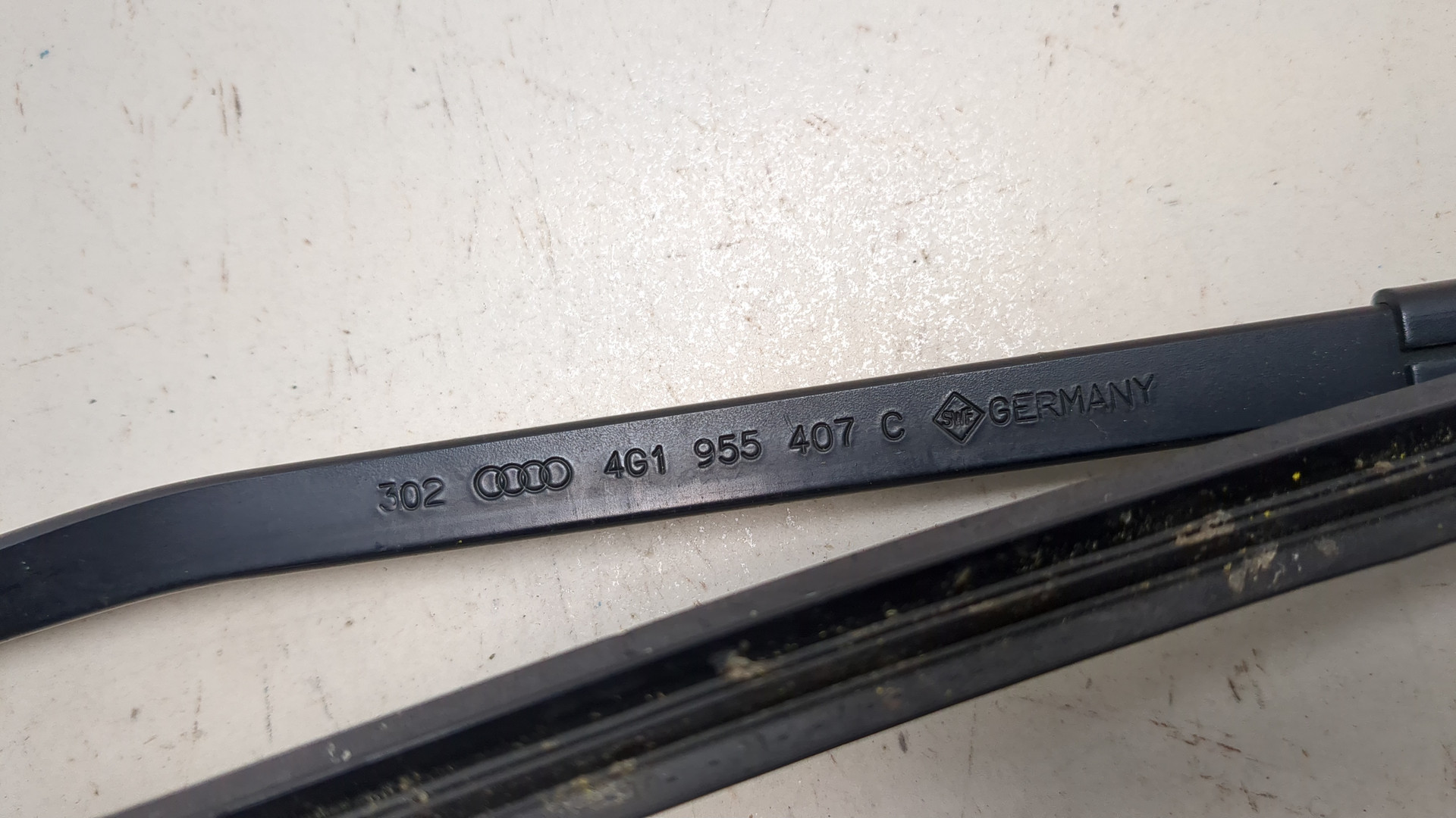 Поводок стеклоочистителя передний левый