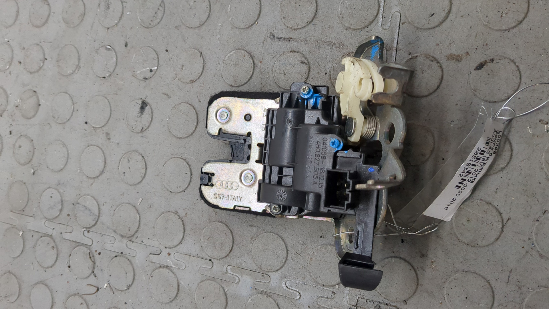 Замок багажника