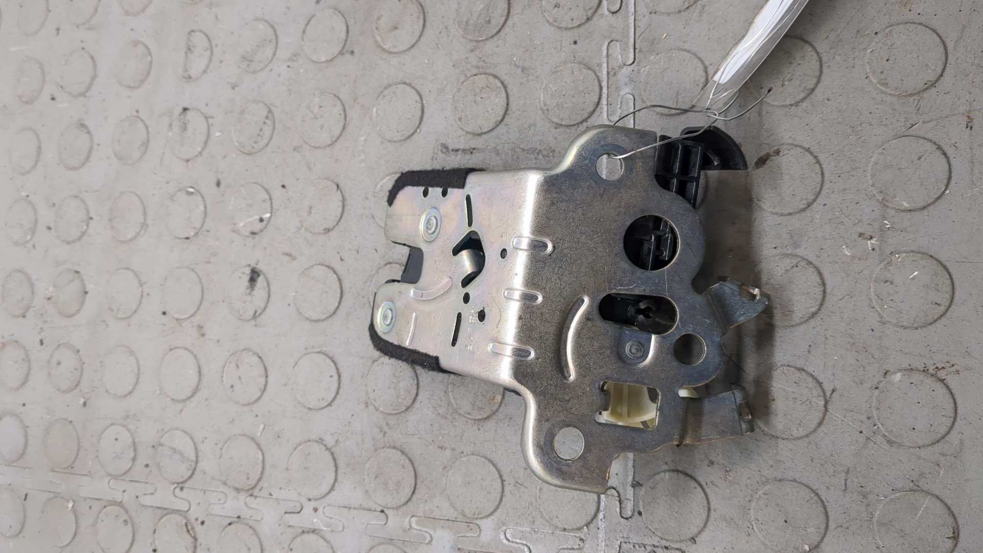 Замок багажника