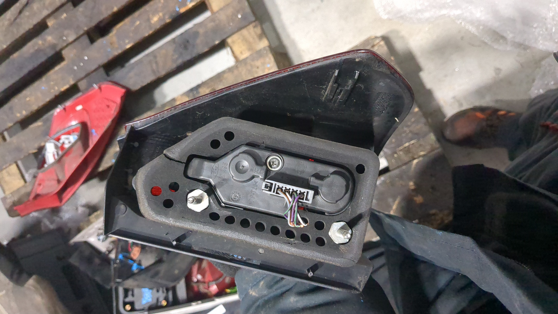 Фонарь задний левый