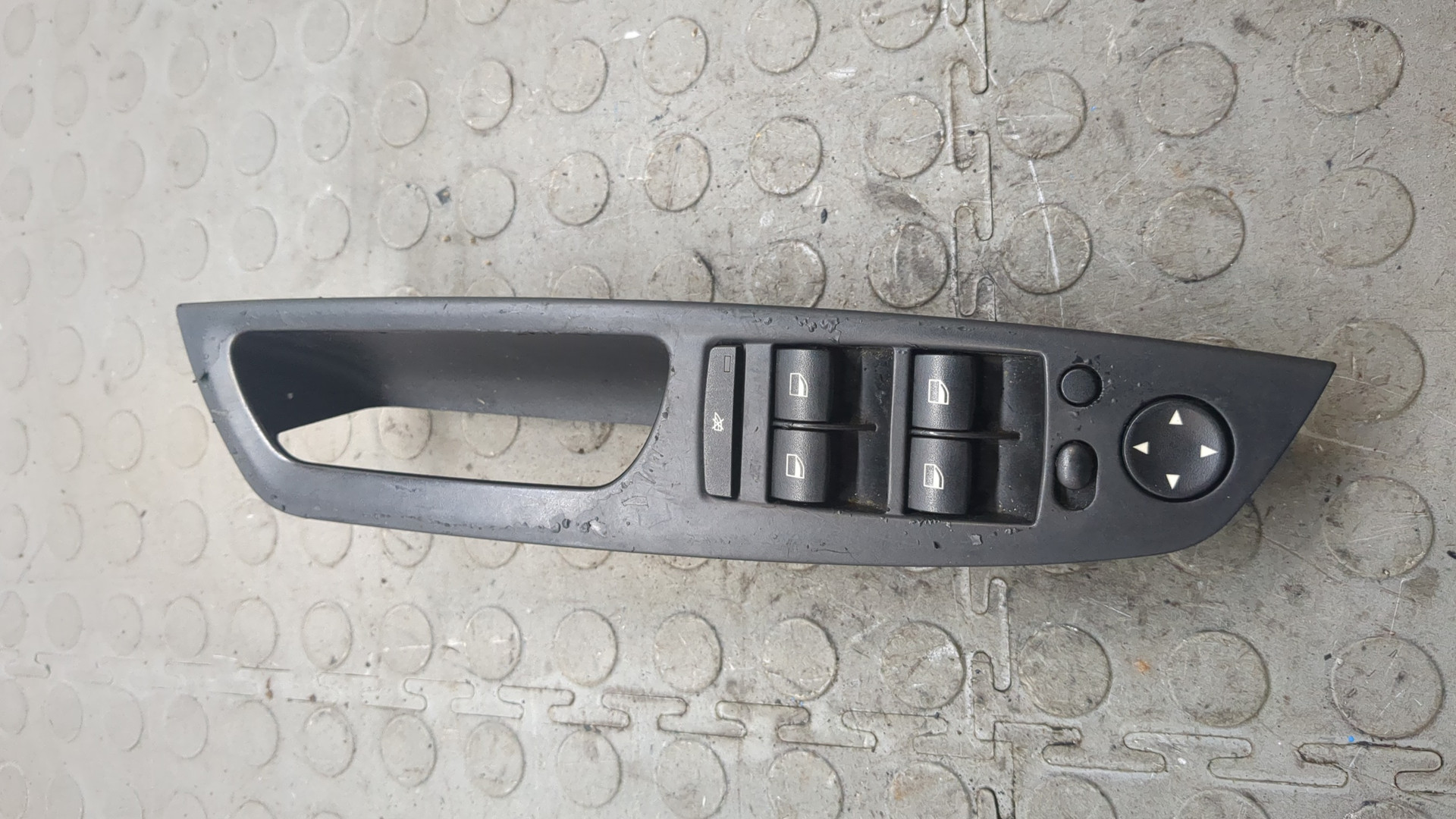 Кнопка стеклоподъемника