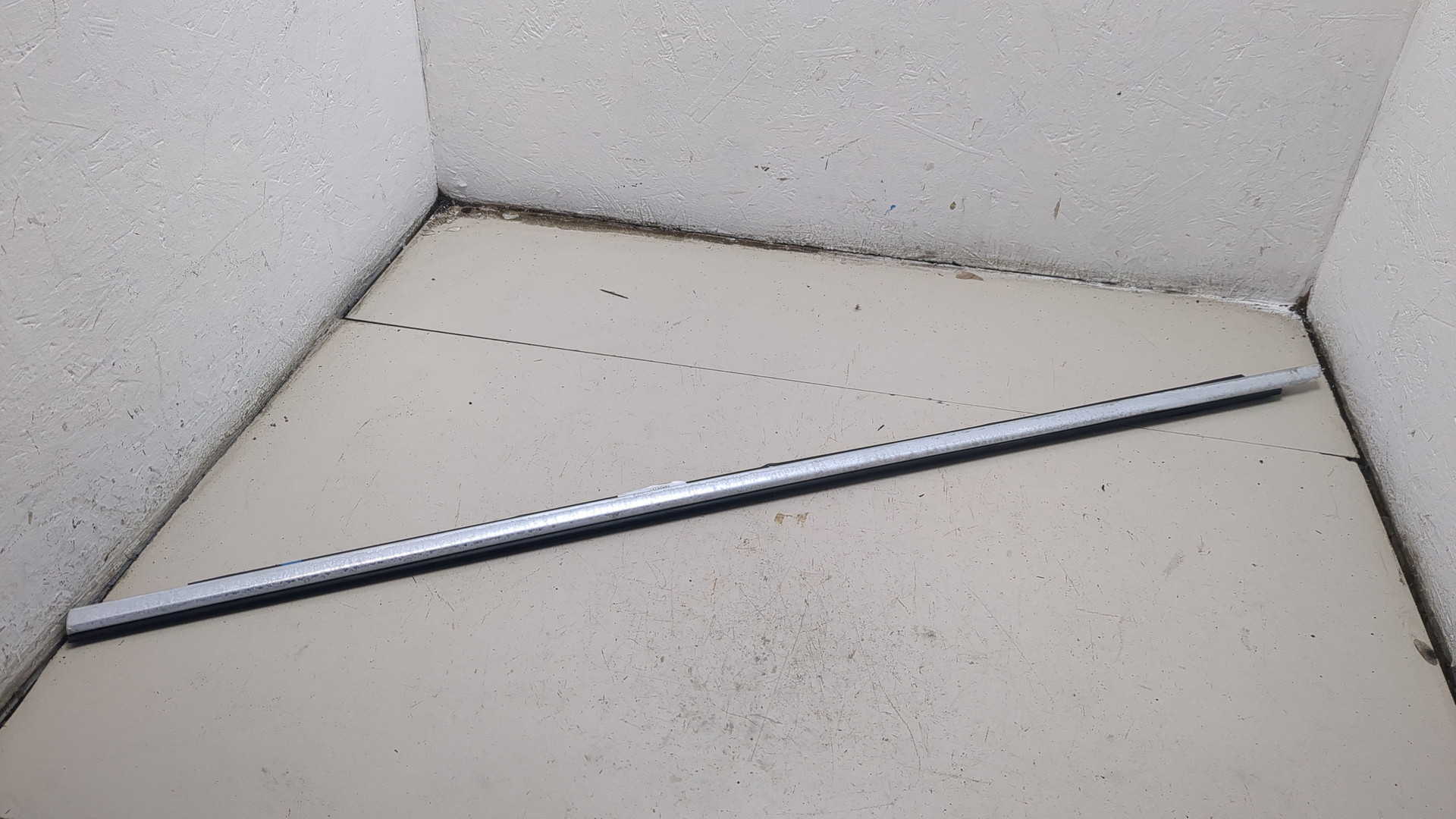 Накладка стекла переднего левого