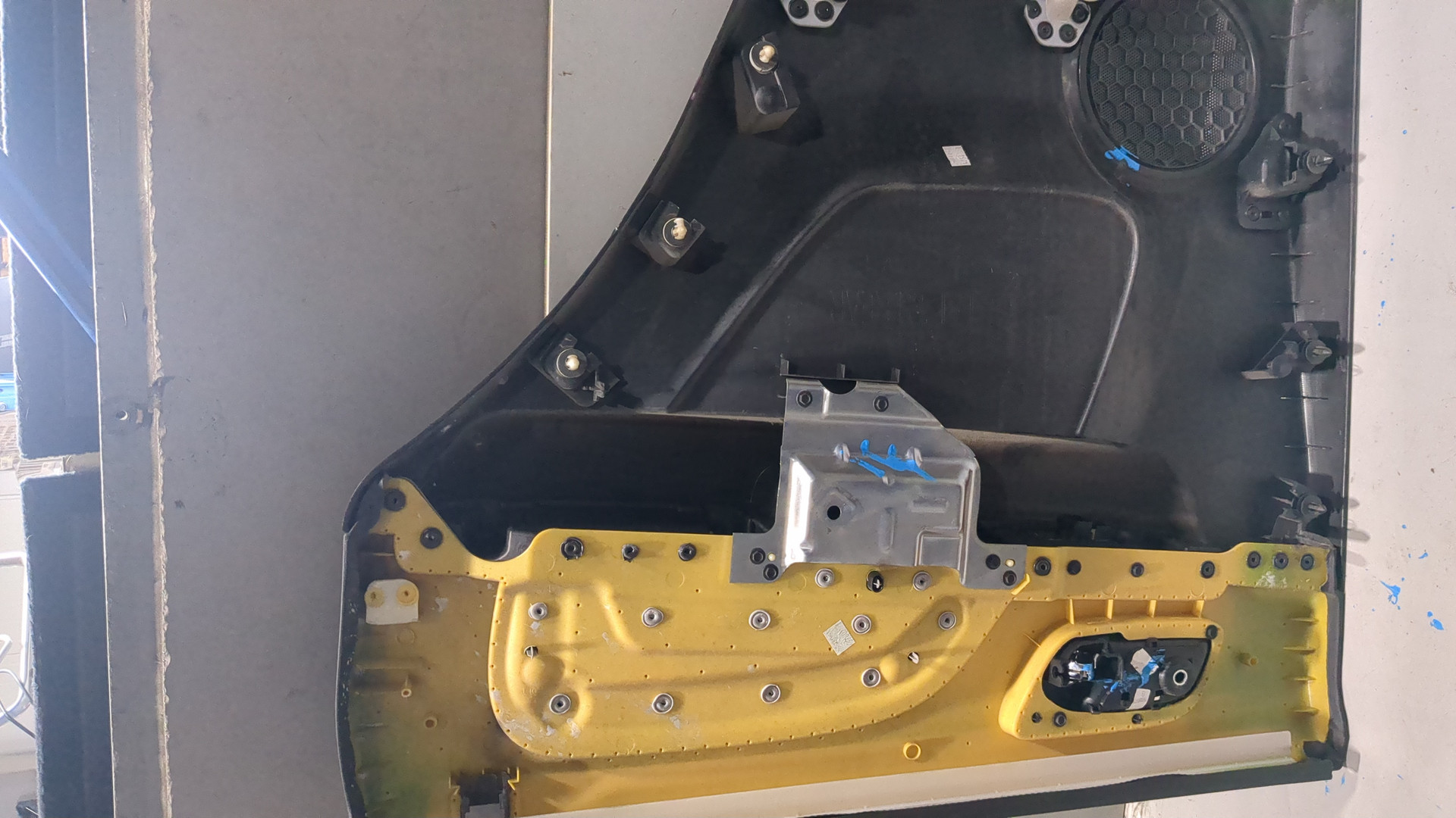 Обшивка двери задней левой