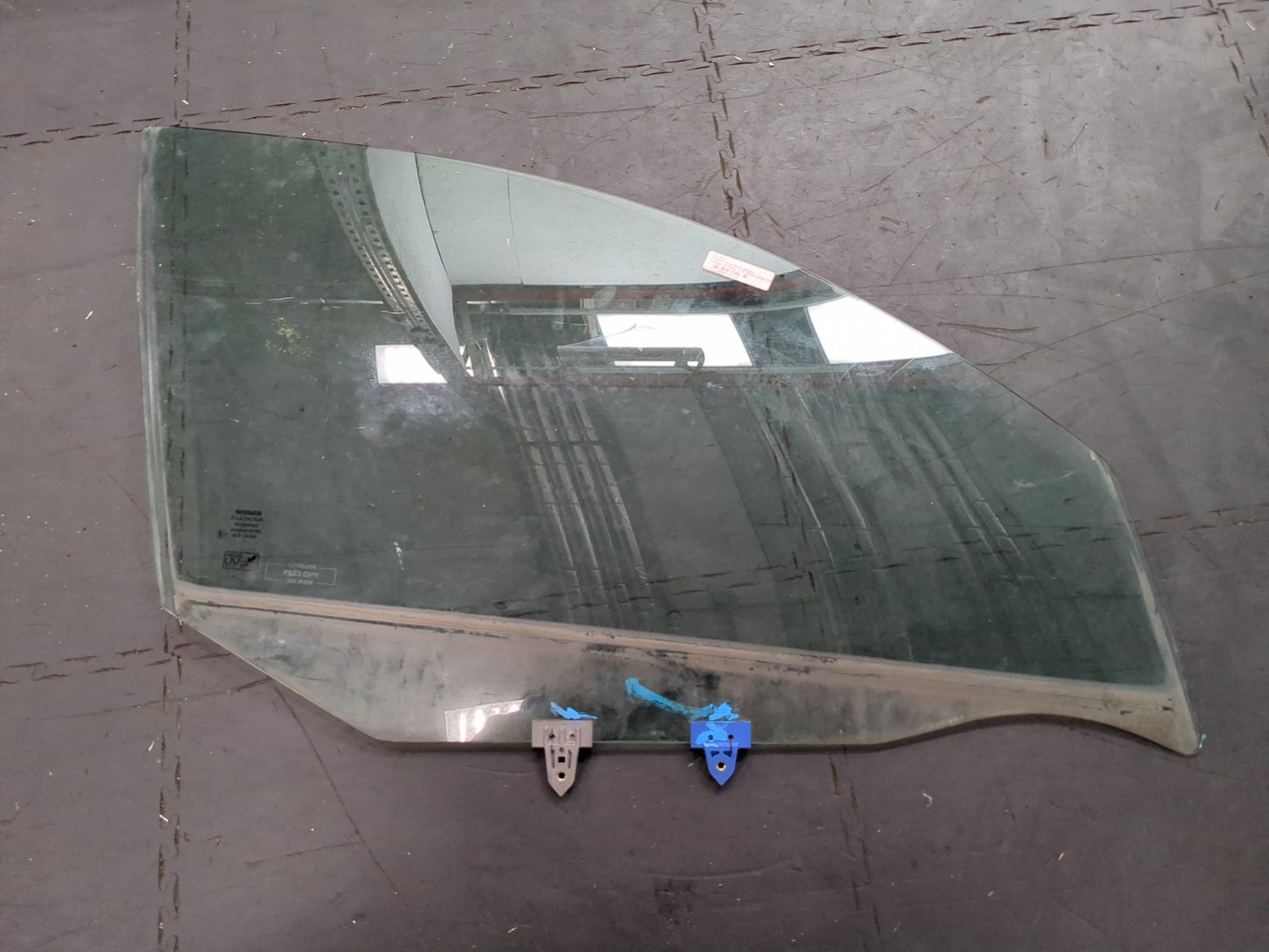 Стекло двери передней правой