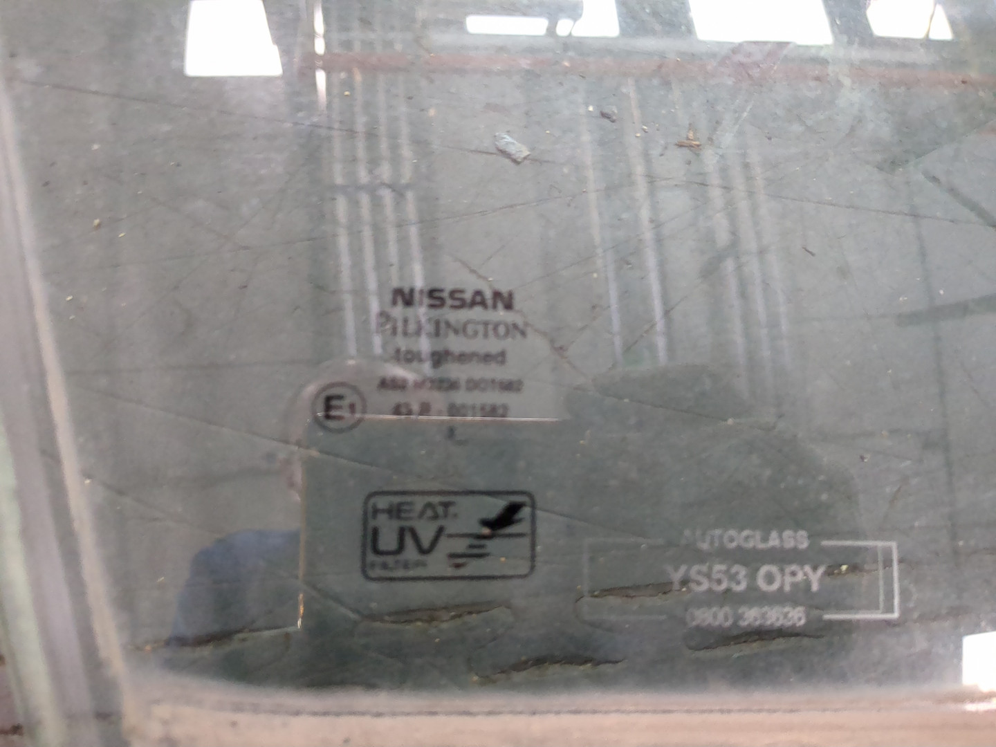 Стекло двери передней правой