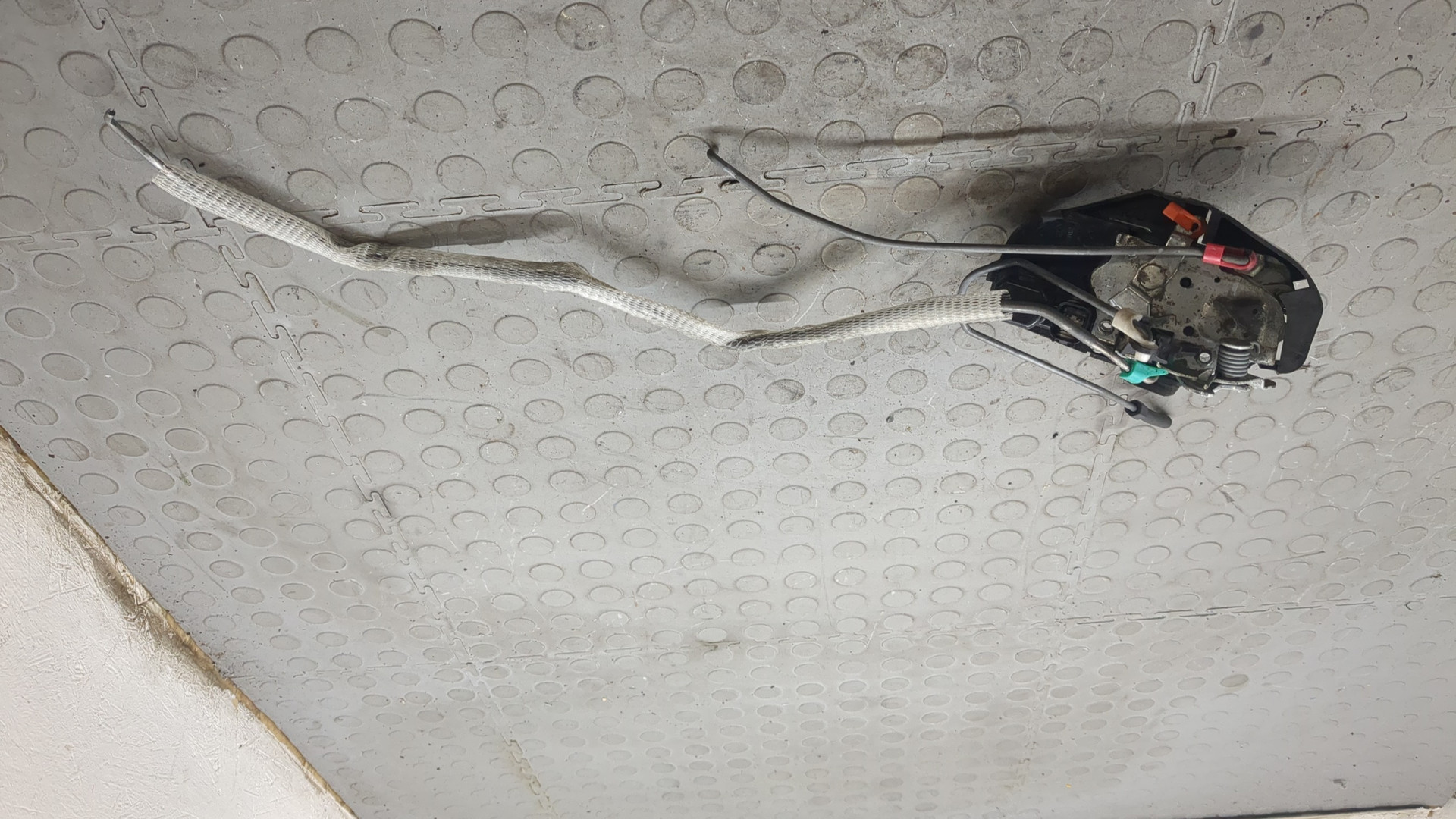 Замок двери передней левой